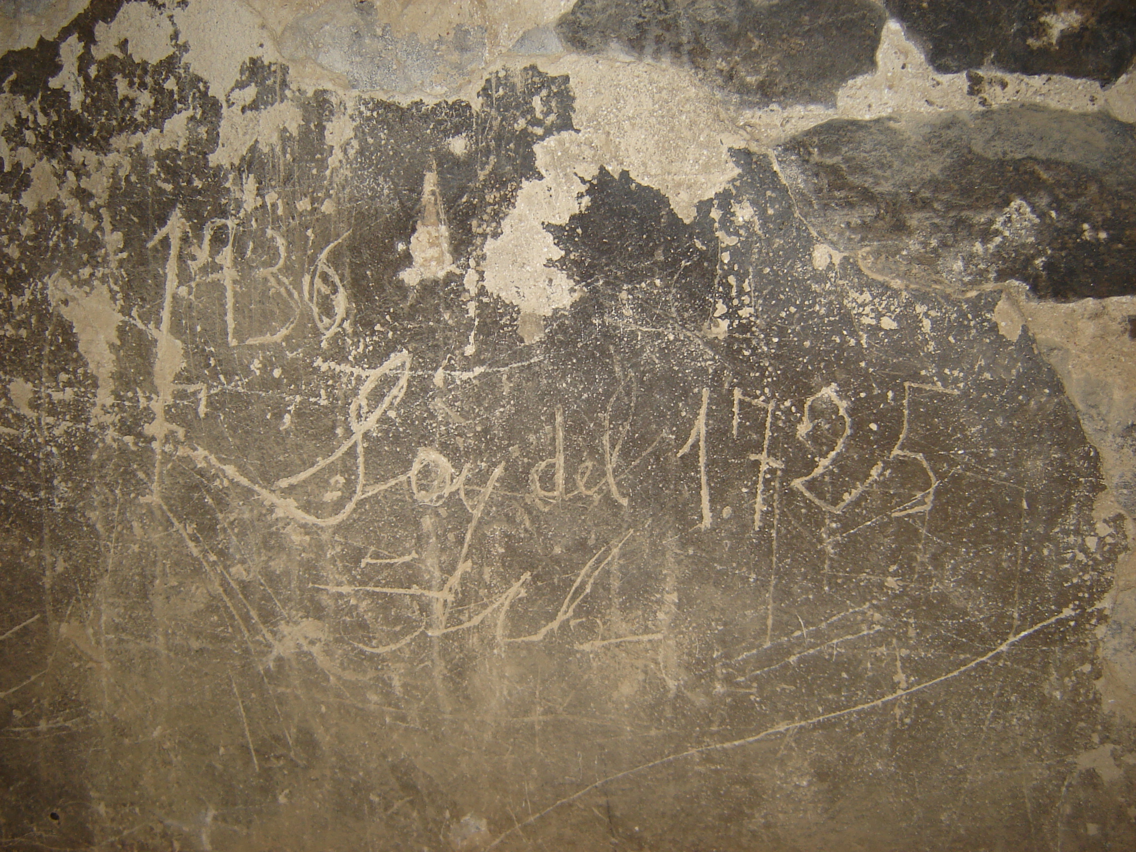 Inscripciones grabadas en las paredes interiores. (JAV)