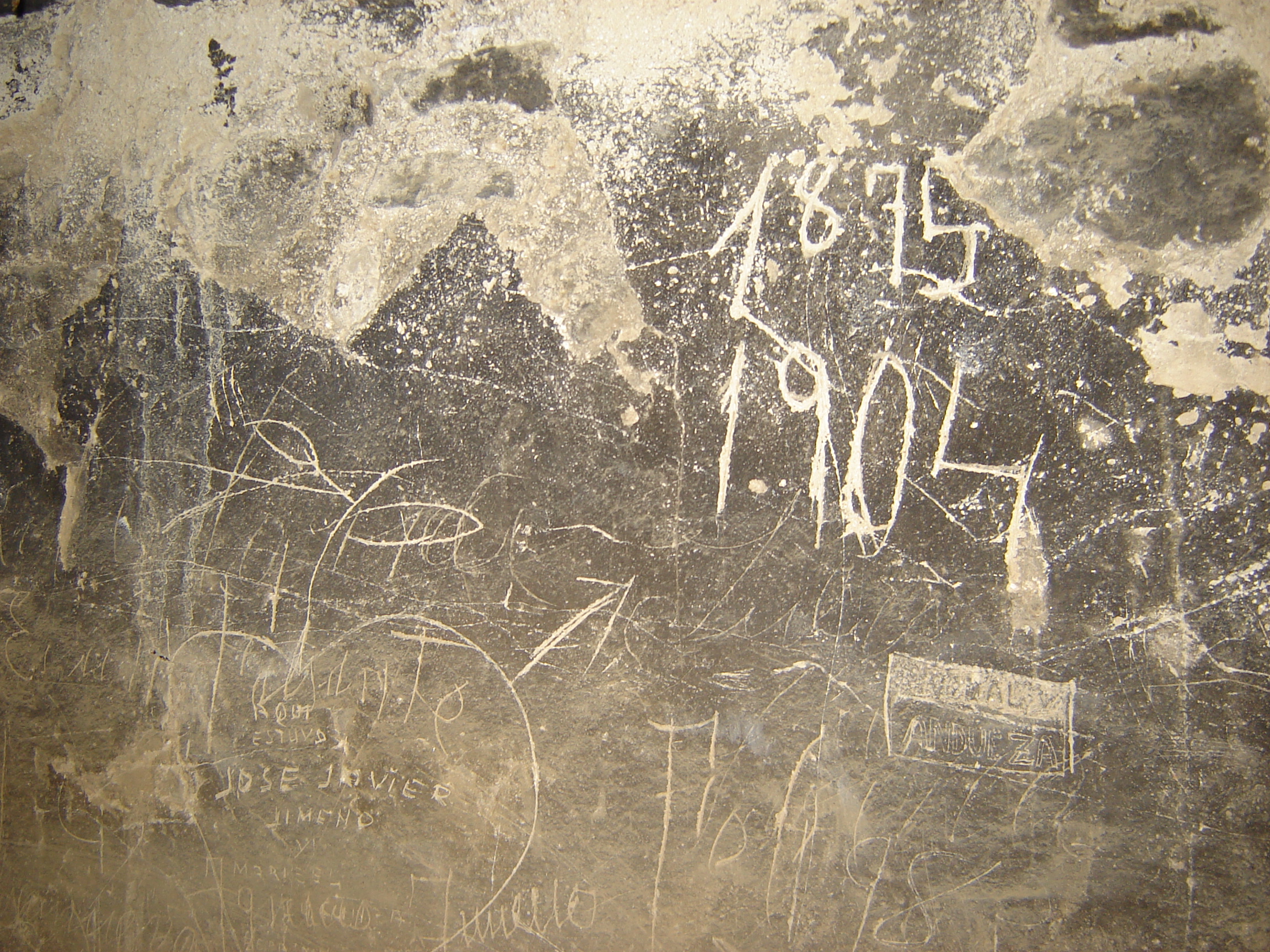 Más inscripciones en el interior de la abejera. (JAV)