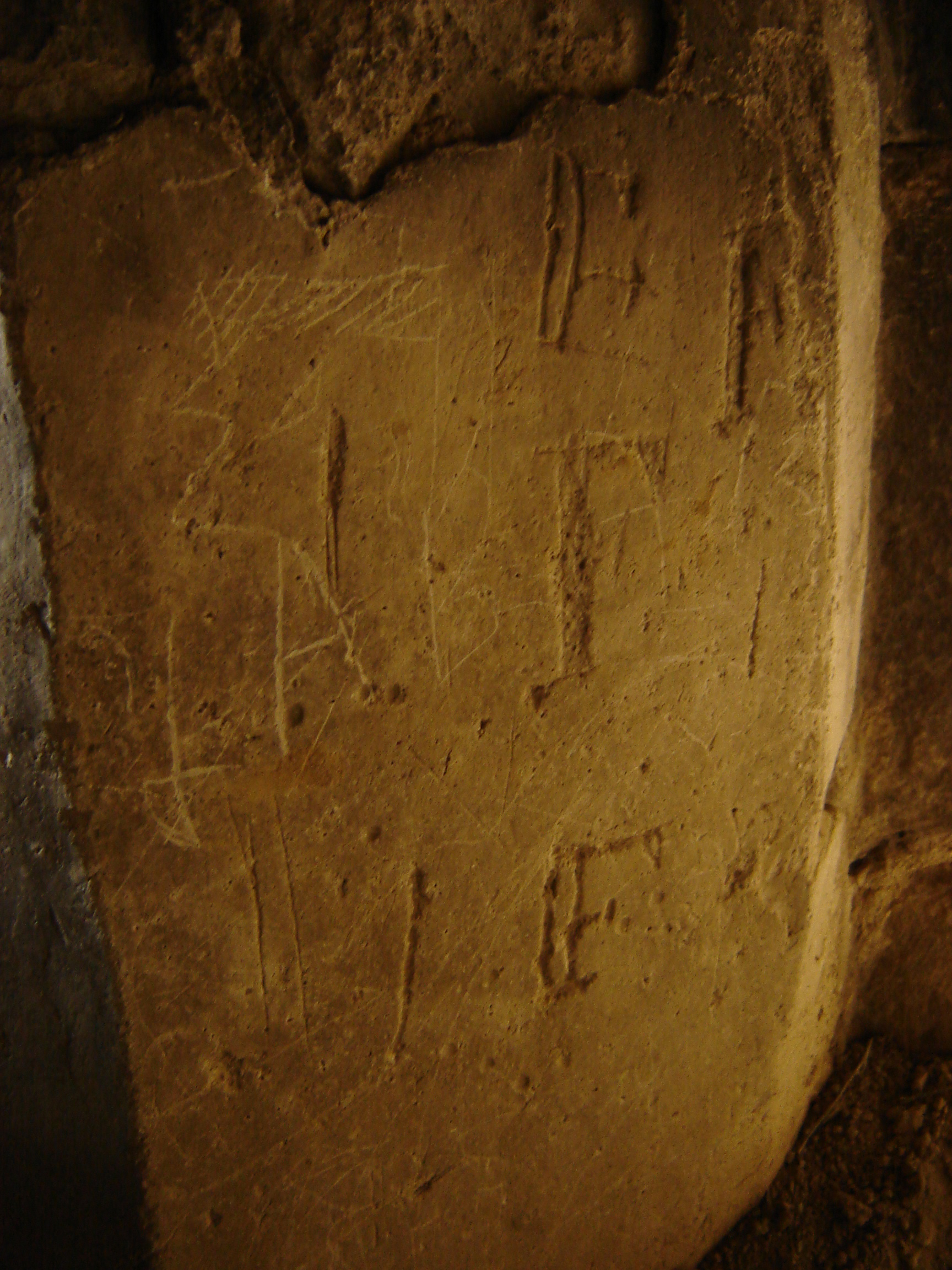 Grabados, en el marco interior de la puerta, de la misma abejera. (JAV)