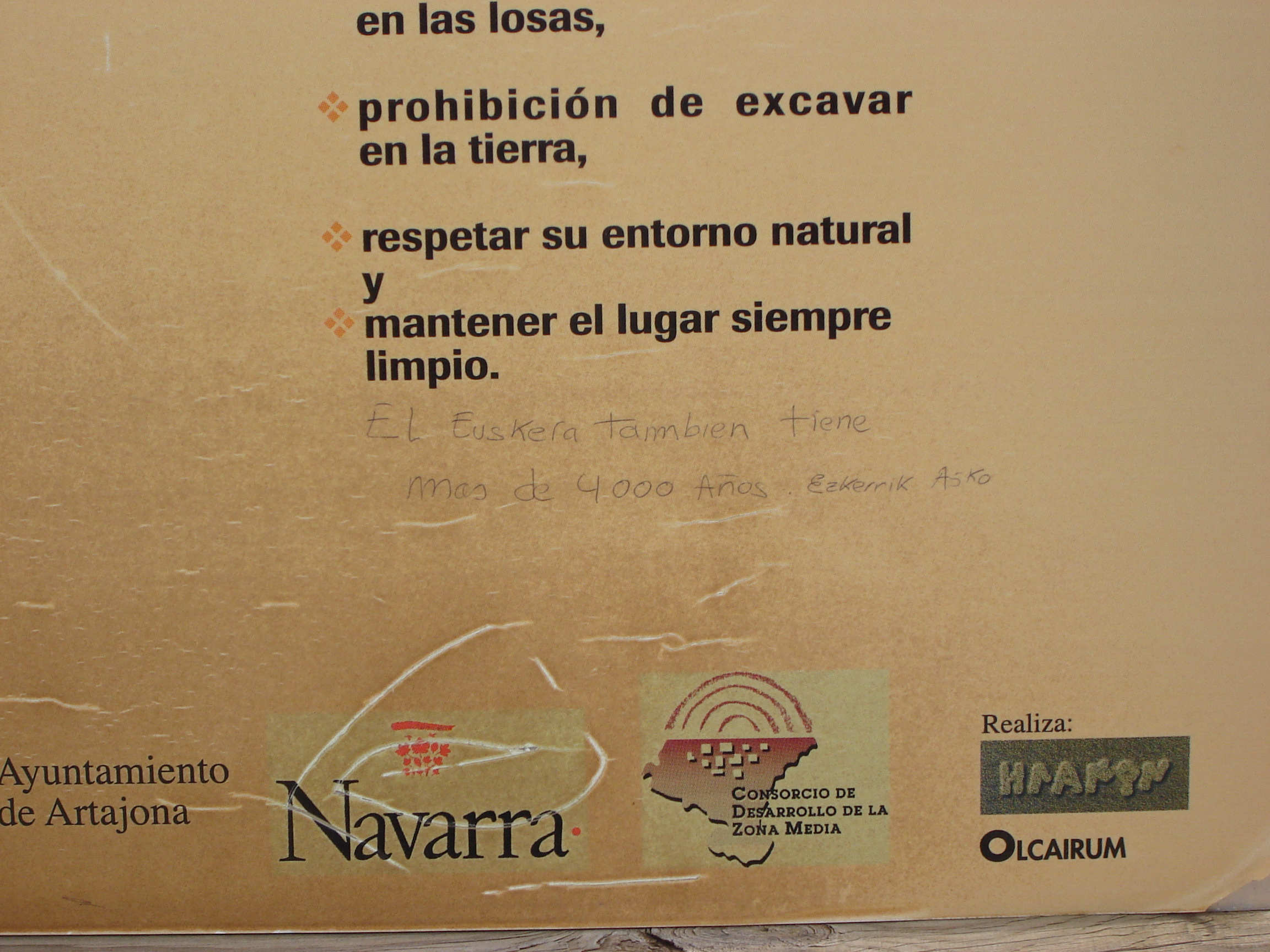 Aclaración anónima en el panel. (JAV)