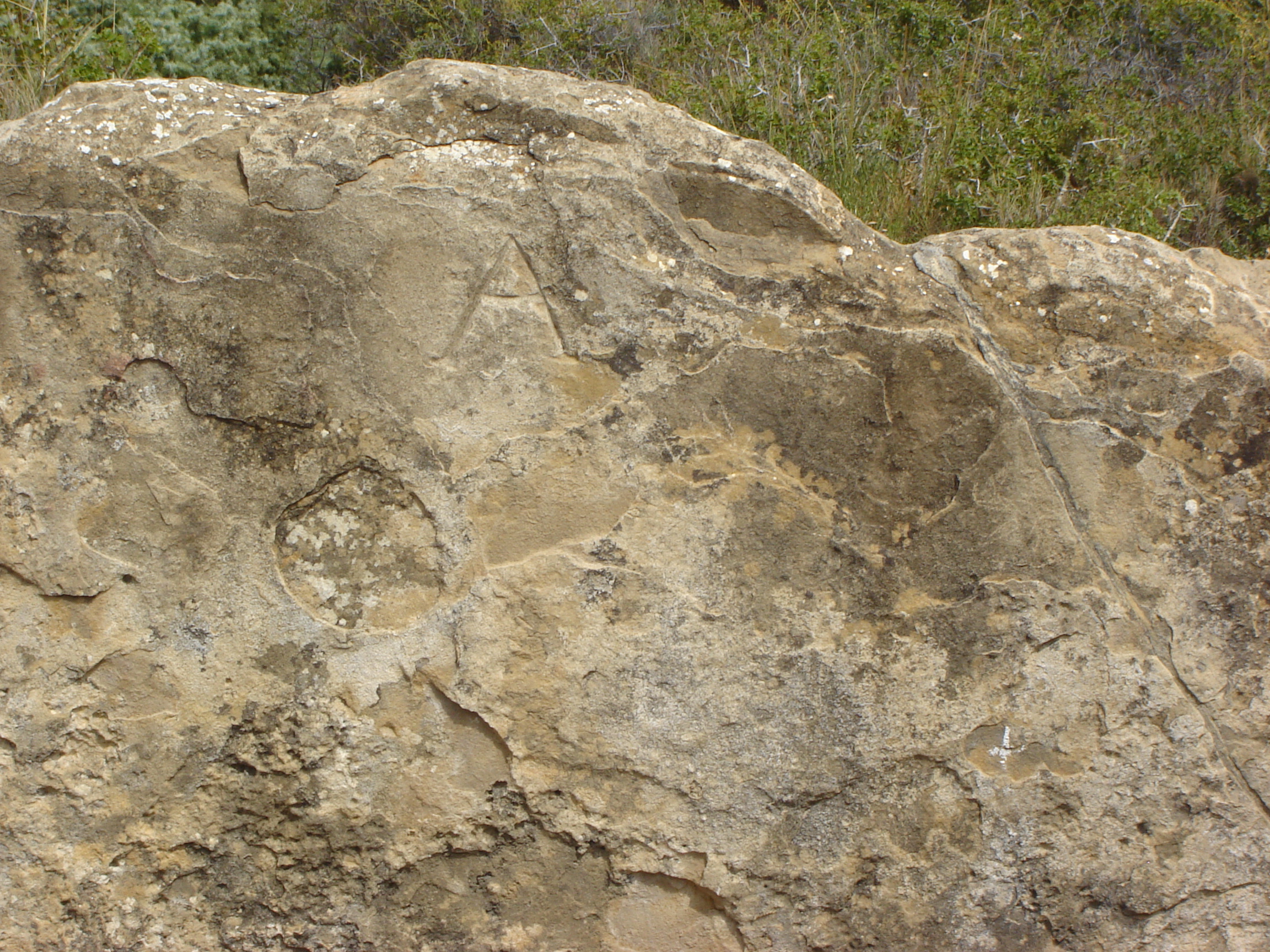 Detalle de la losa que cierra el fondo de la cámara. En ambos dólmenes señalan el linde entre Artajona y Añorbe, y para ello llevan grabadas sendas "A" por sus dos caras. (JAV)