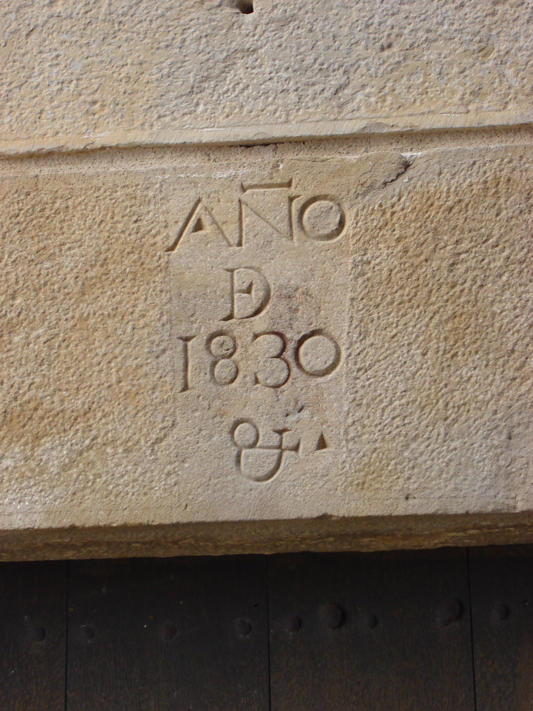 Dintel de la puerta lateral de la imagen anterior. Se cree que es la fecha de alguna reforma. (JAV)