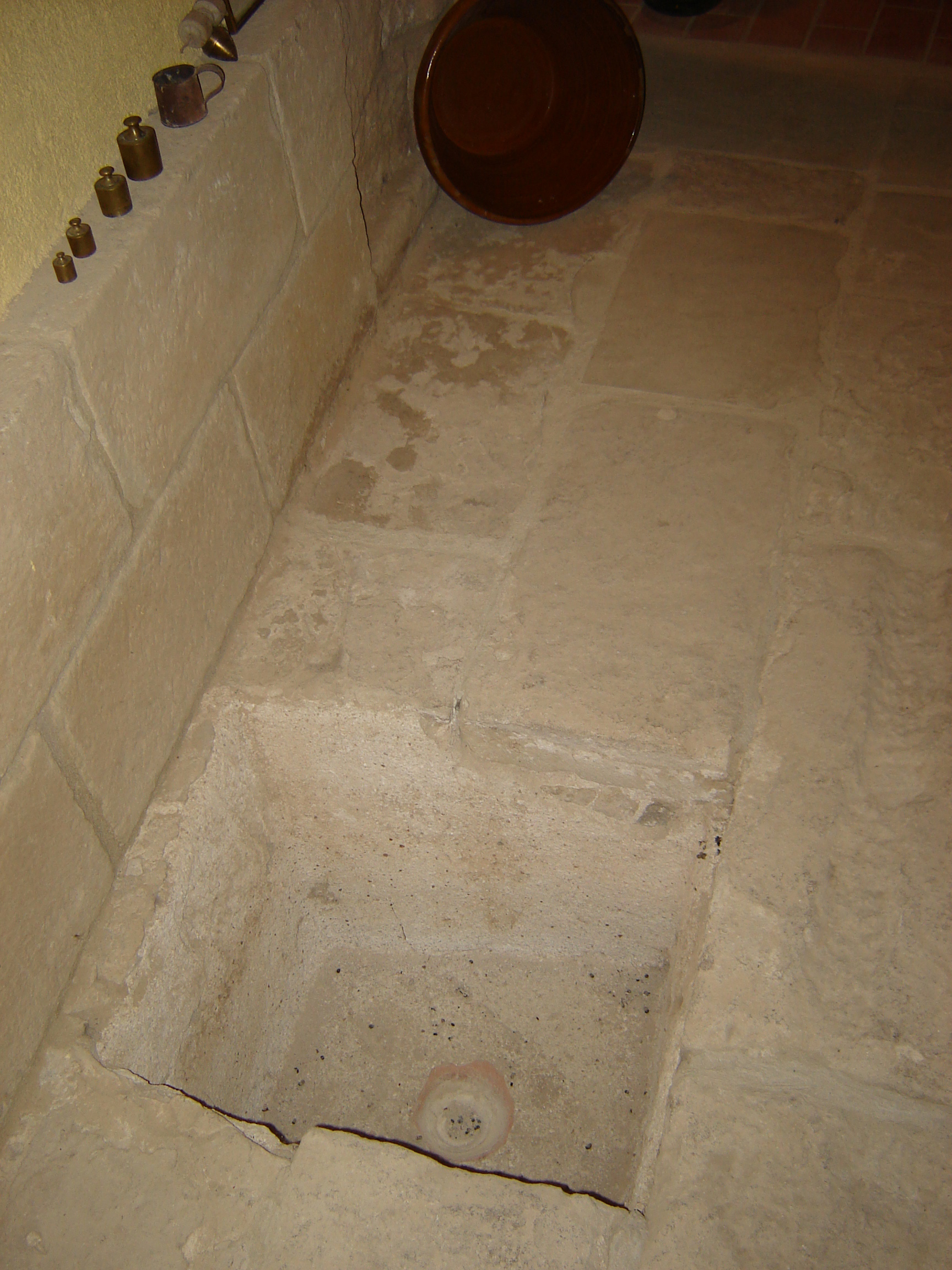 Depósito excavado en el suelo de la sala. (JAV)