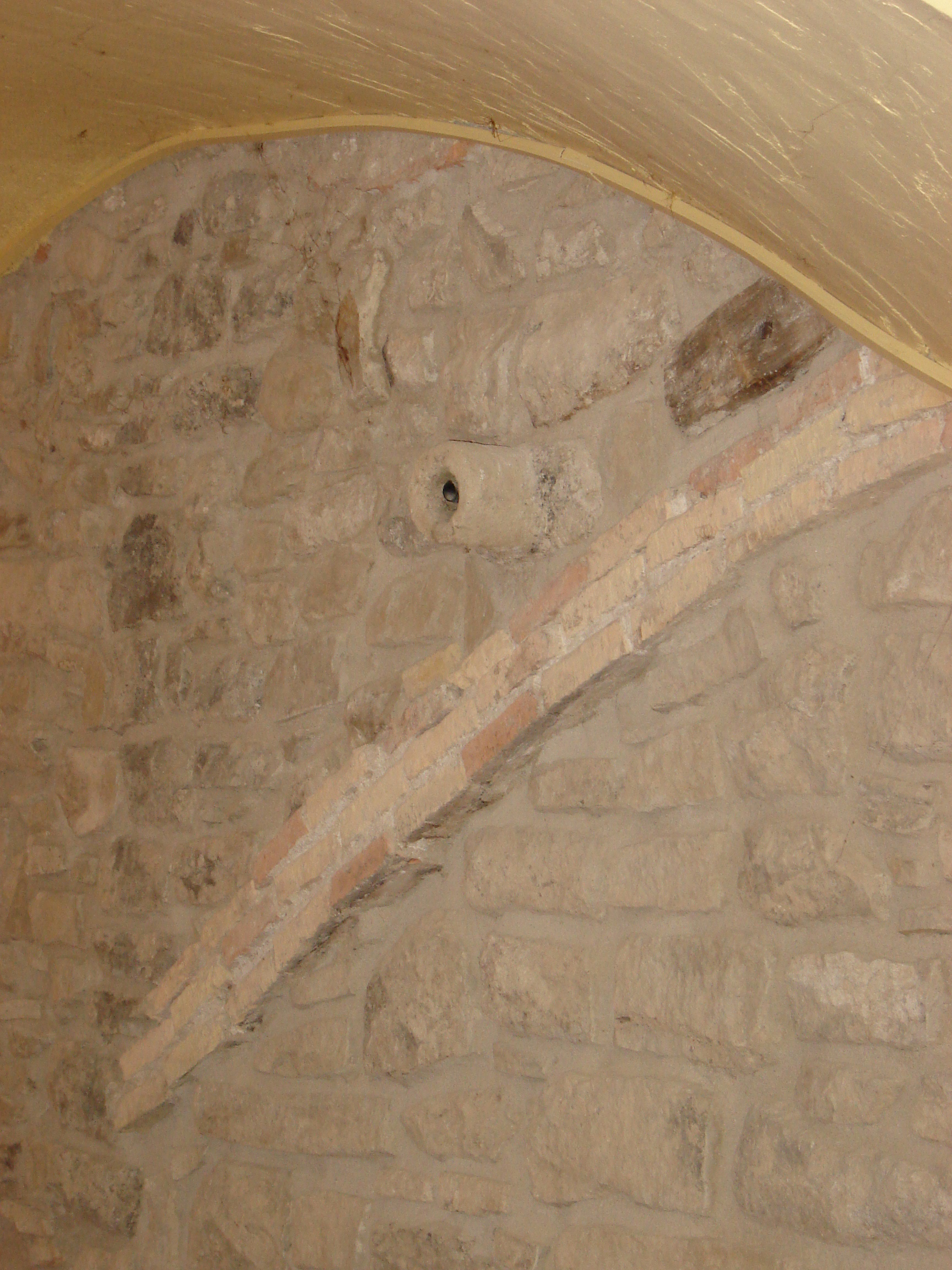 Detalle. Sobre el acceso anterior, aparece un desagüe para el mosto que llegaba desde la sala donde se prensaba la uva, situada sobre las bodegas. (JAV)