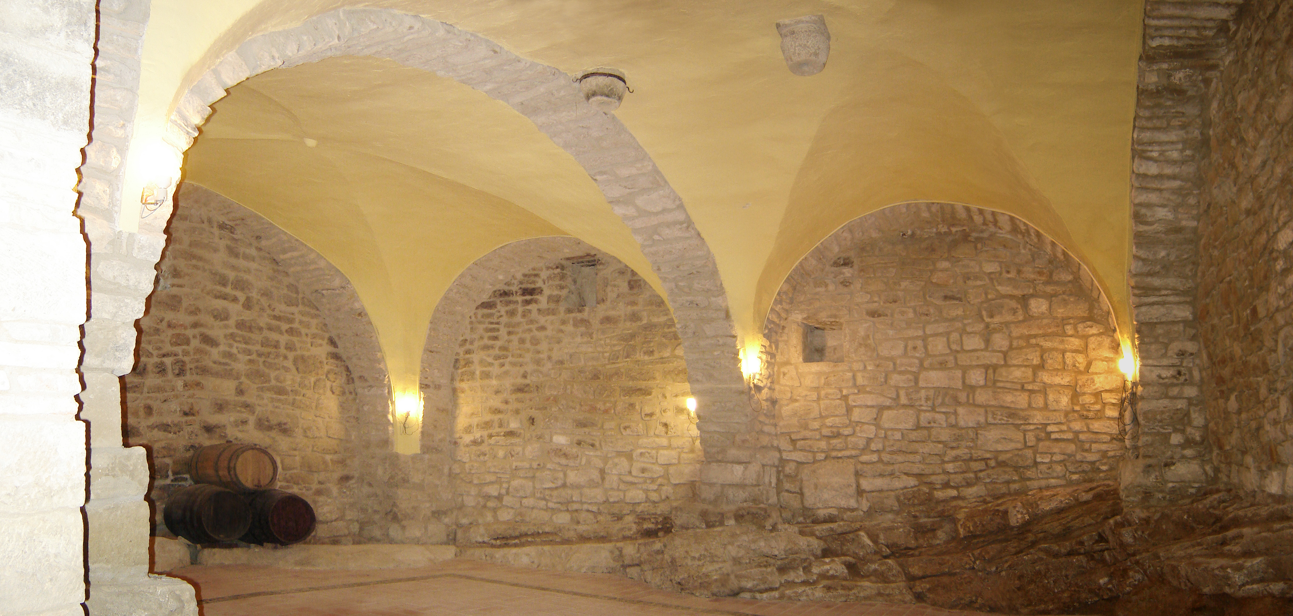 Segunda bodega de la casa, levantada sobre roca viva. En el techo, desagües de la sala de prensado para el mosto. (JAV)