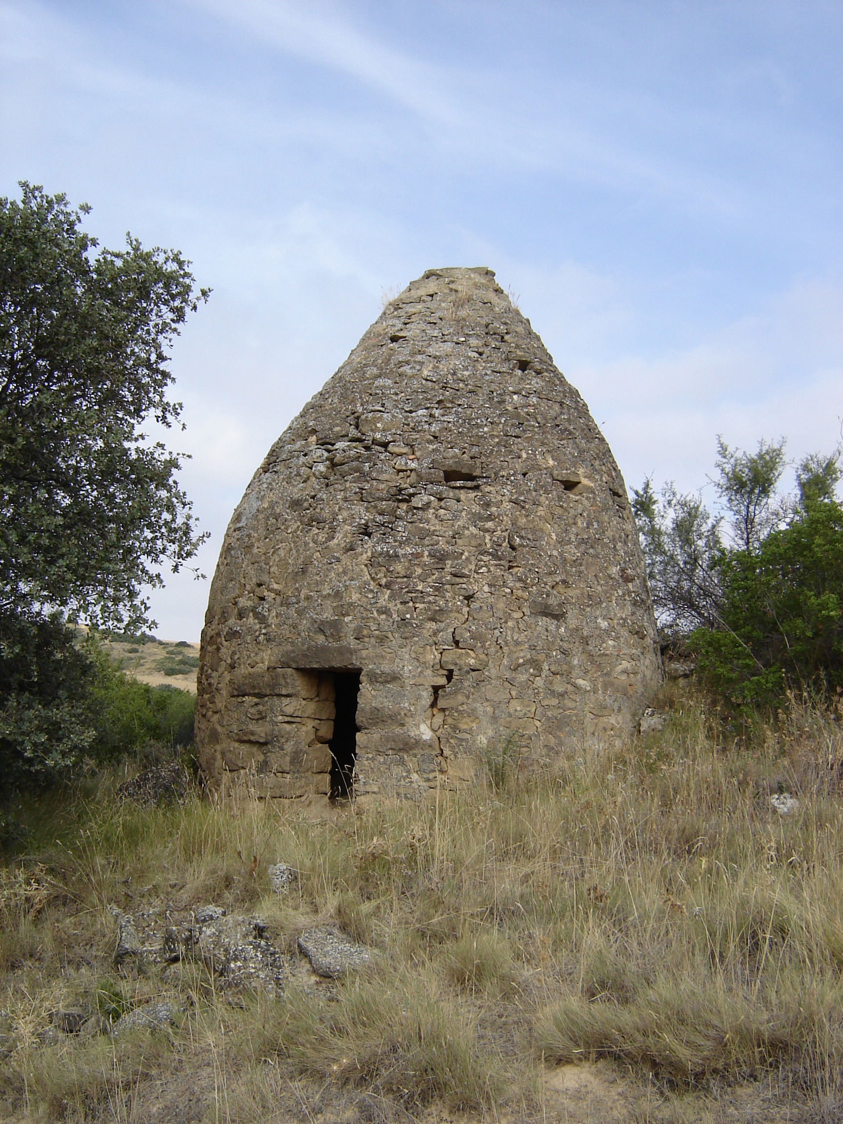 Detalle de la cabaña, con aberturas en su falsa cúpula para disipar el humo de las hogueras que se encendían en su interior para calentarla. (JAV)