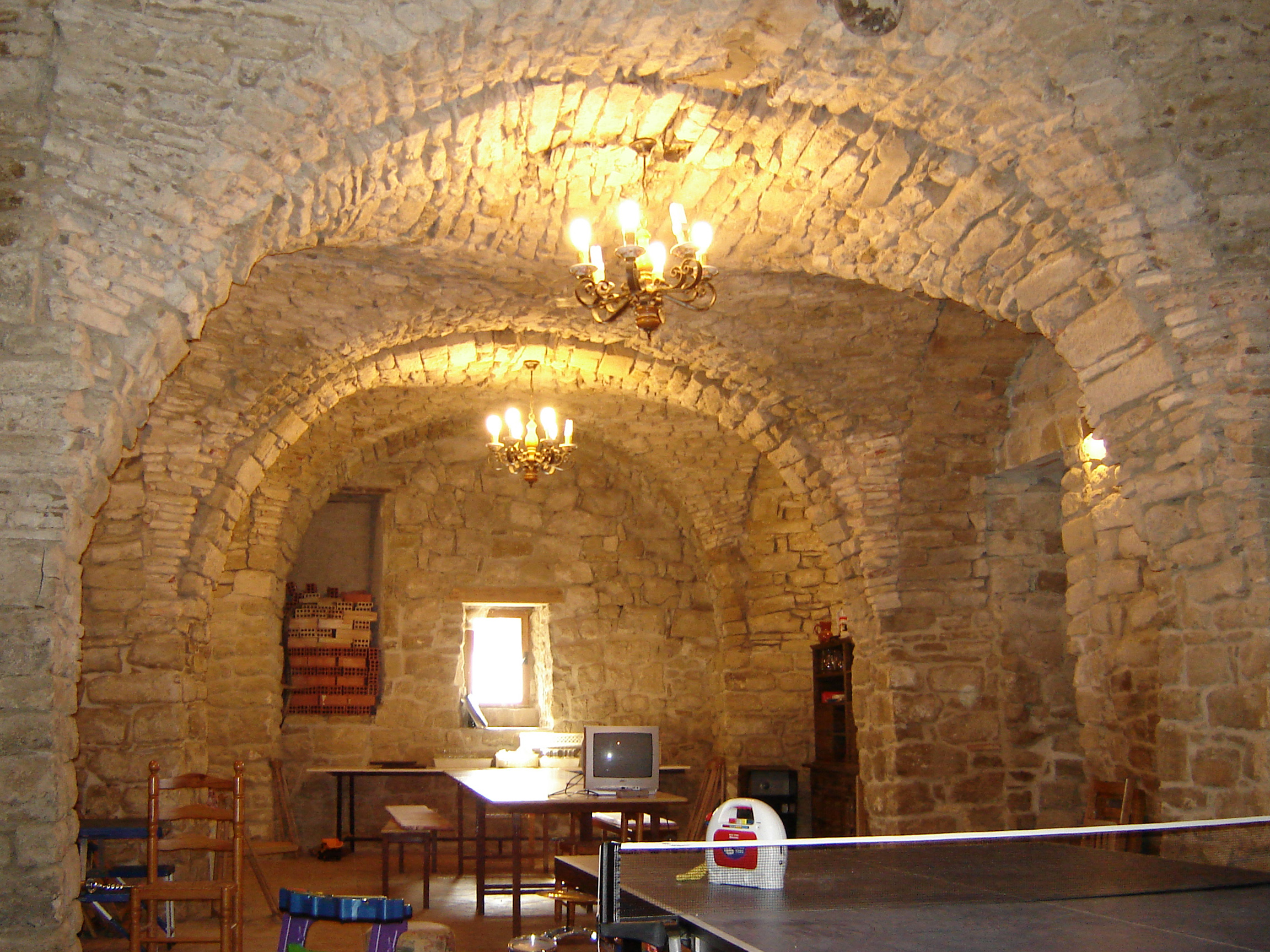 Otra vista de la misma bodega. En esta casa se pagaban los Diezmos y Primicias de Artajona. De ahí su nombre actual. (JAV)