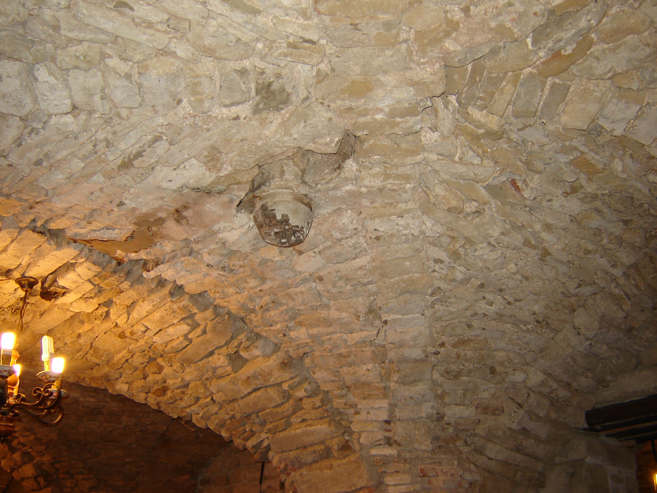 Desagües para el mosto en la bóveda de la bodega. (JAV)