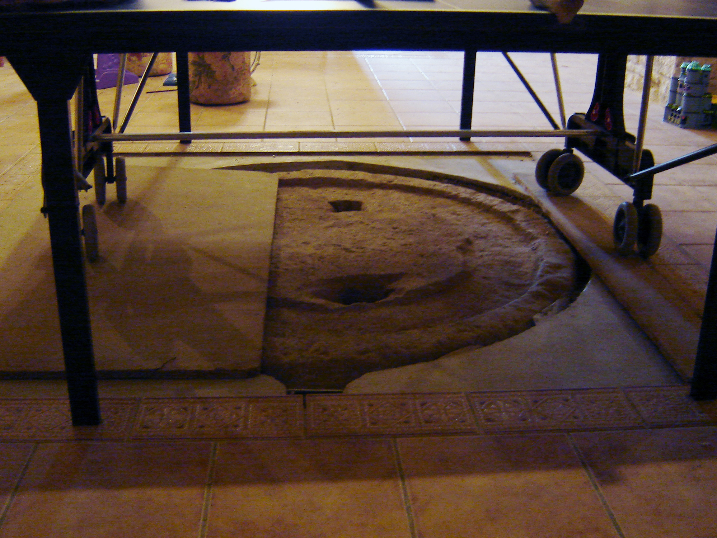 Piedra solera de una prensa, aparecida durante la reforma de la casa. (JAV)