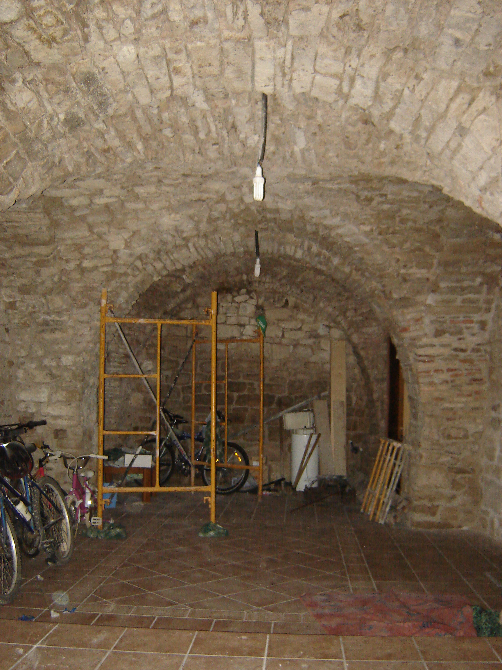 Segunda bodega de esta casa, al igual que la anterior, completamente construida con piedra vista. (JAV)
