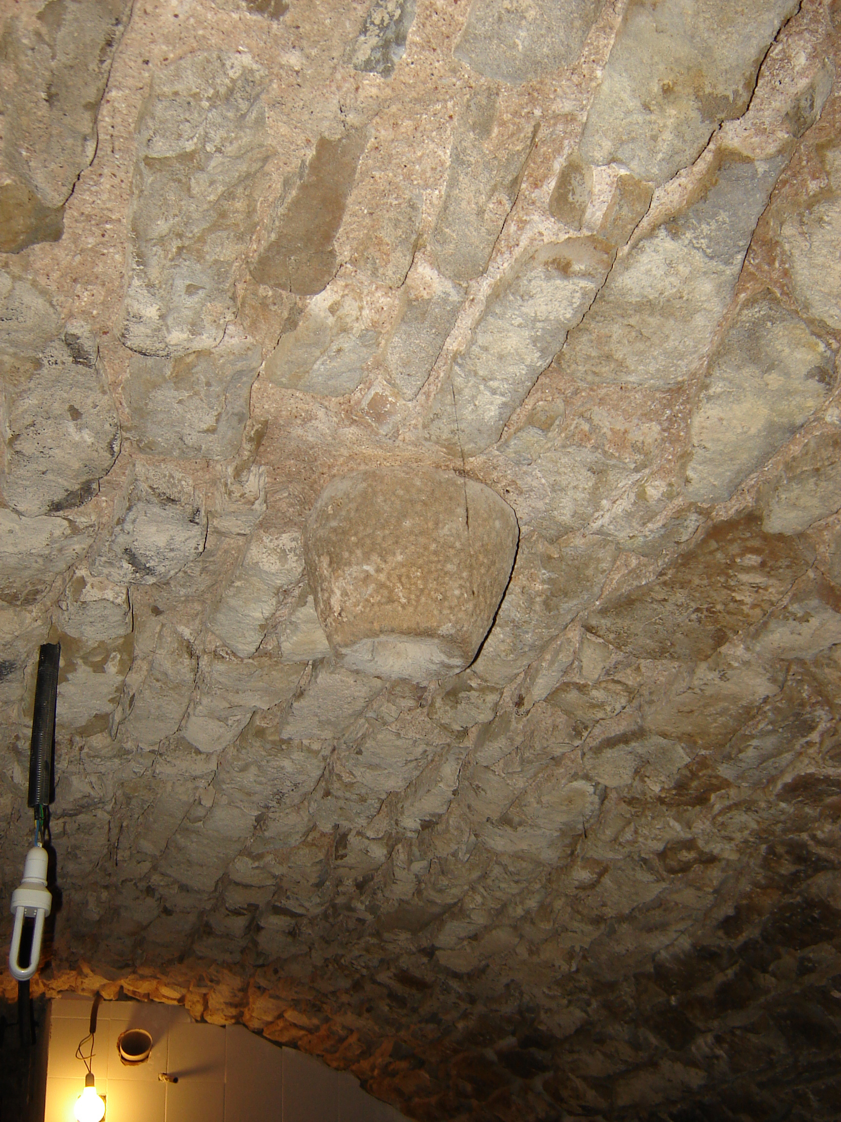 Desagüe en la bóveda para el mosto que llegaba desde los lagos o prensas, situados encima de la bodega . (JAV)