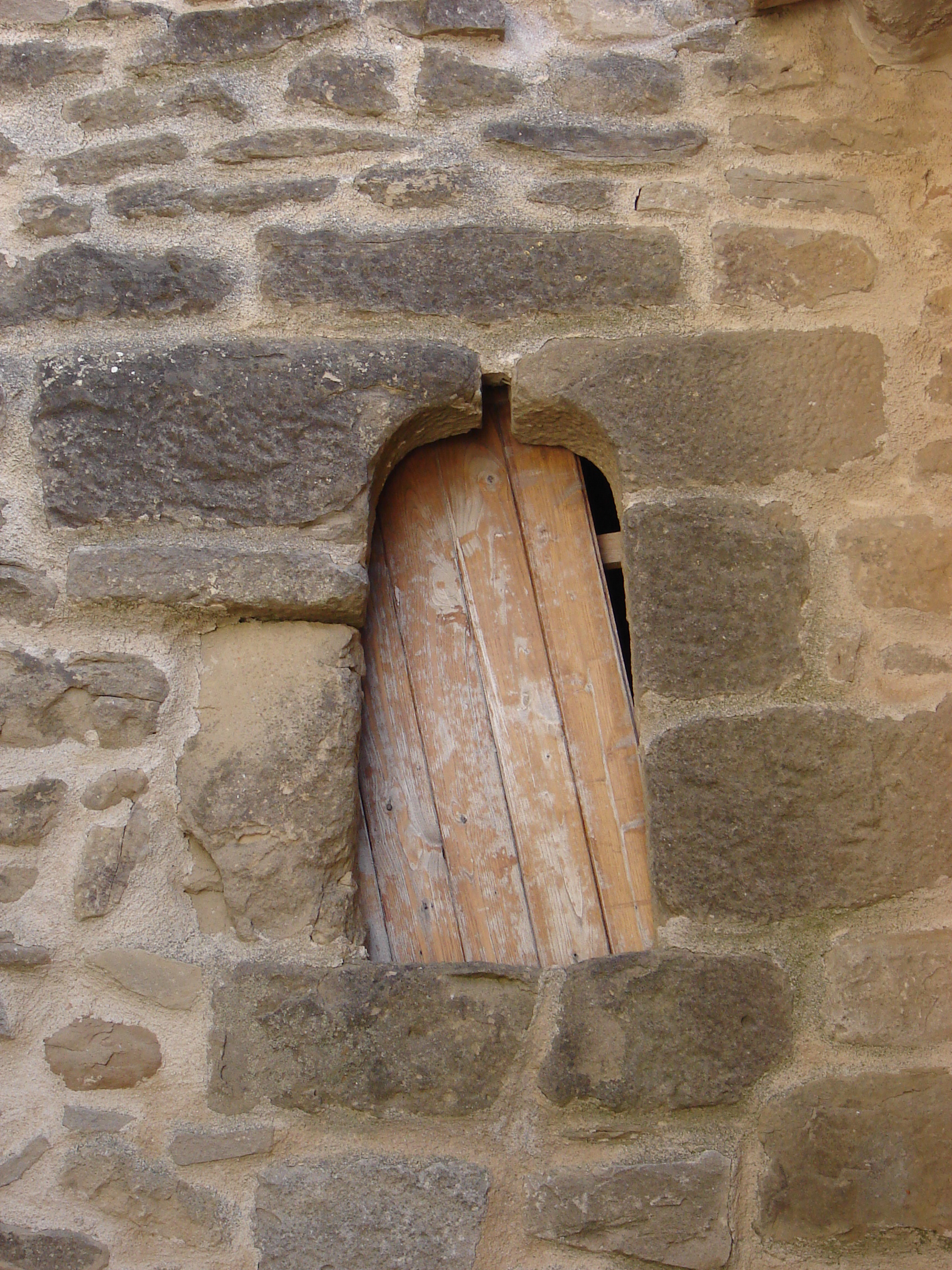 Detalle de la ventana de la vivienda situada sobre el portal. (JAV)