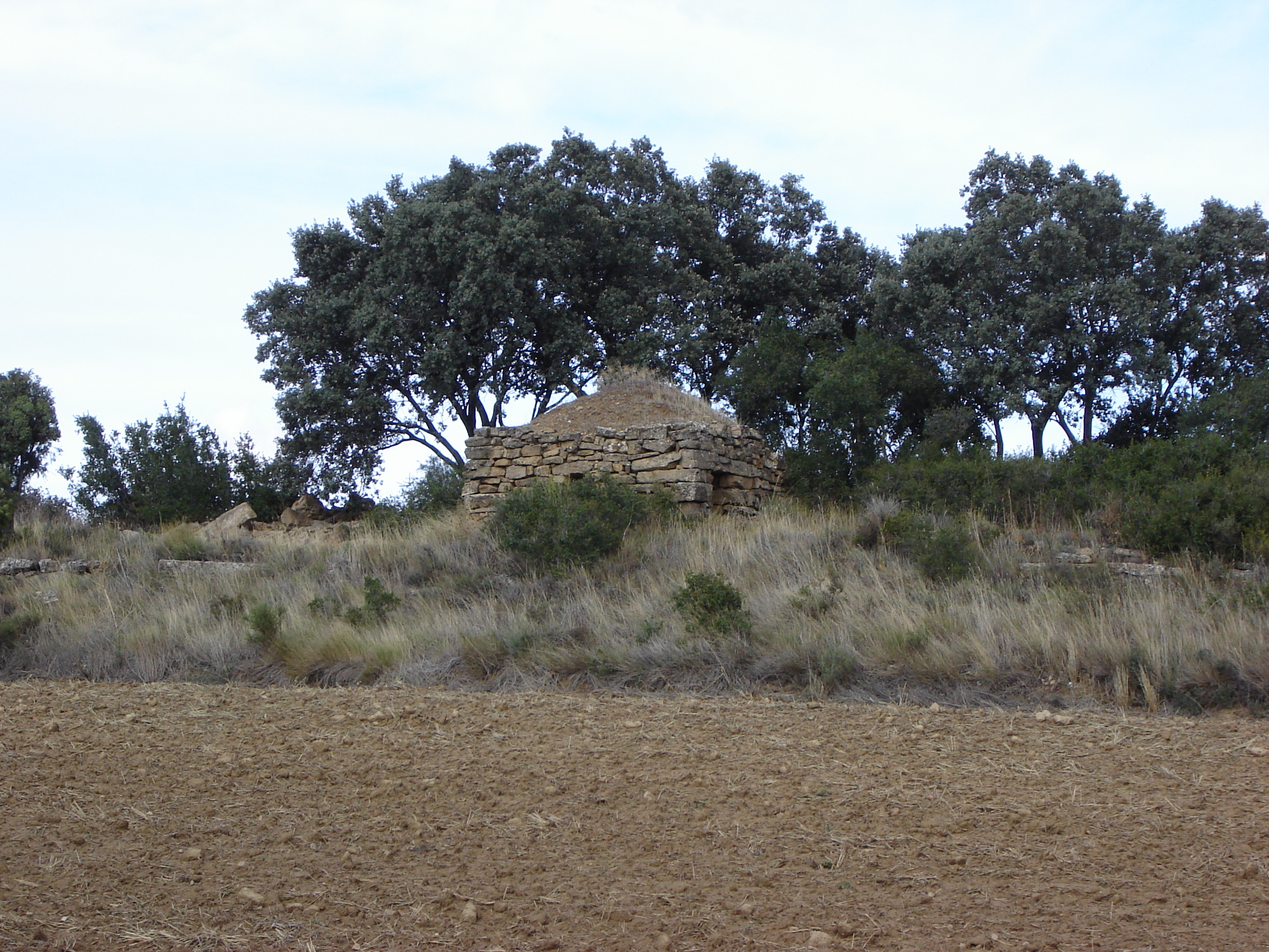 Altos de Karakidoia. Cabaña cuadrada con una pequeña cúpula cubierta de tierra (JAV)