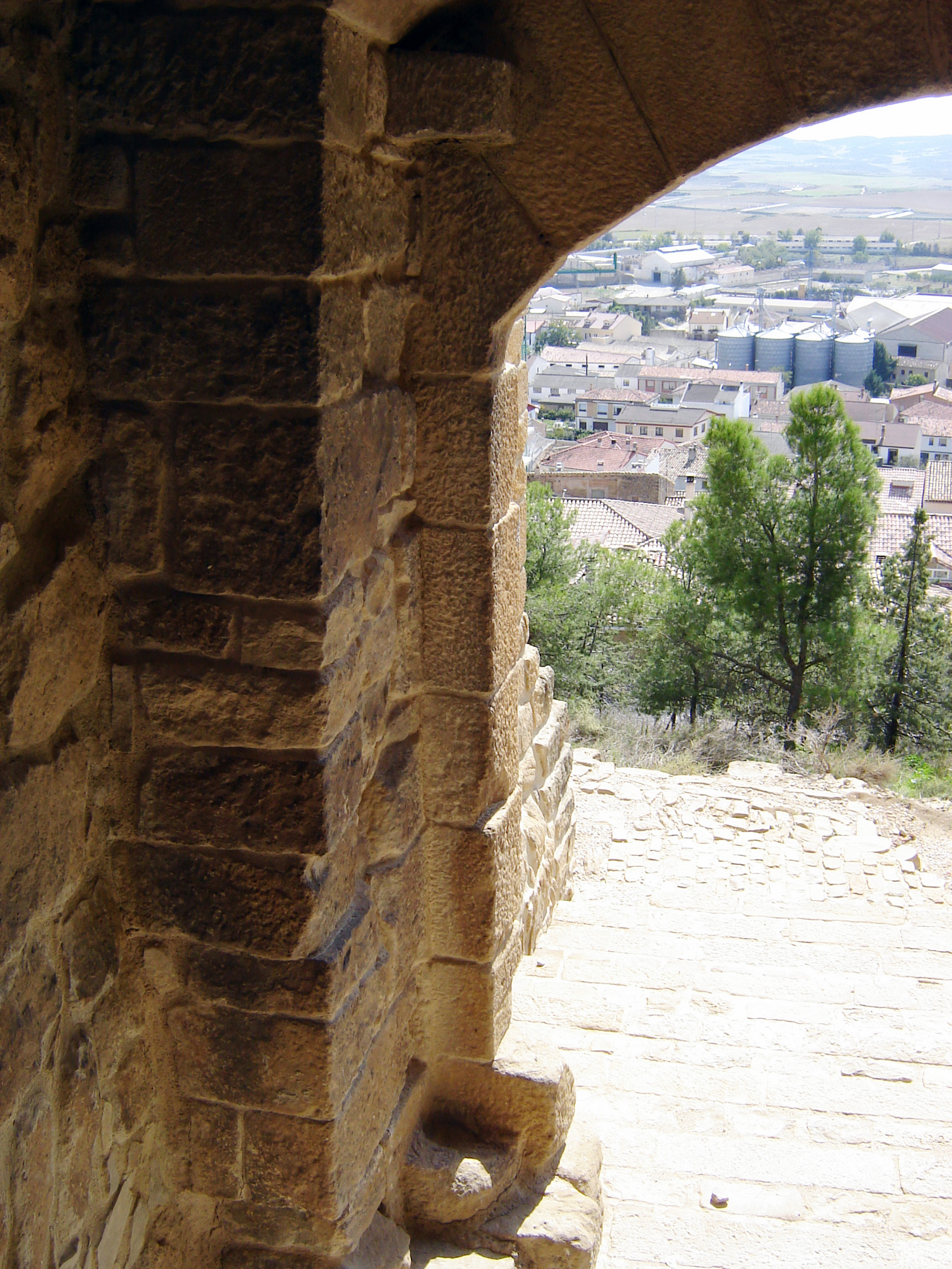 Detalle del interior del arco. Asiento y abrazadera para el eje de una de las hojas de la puerta. (JAV)