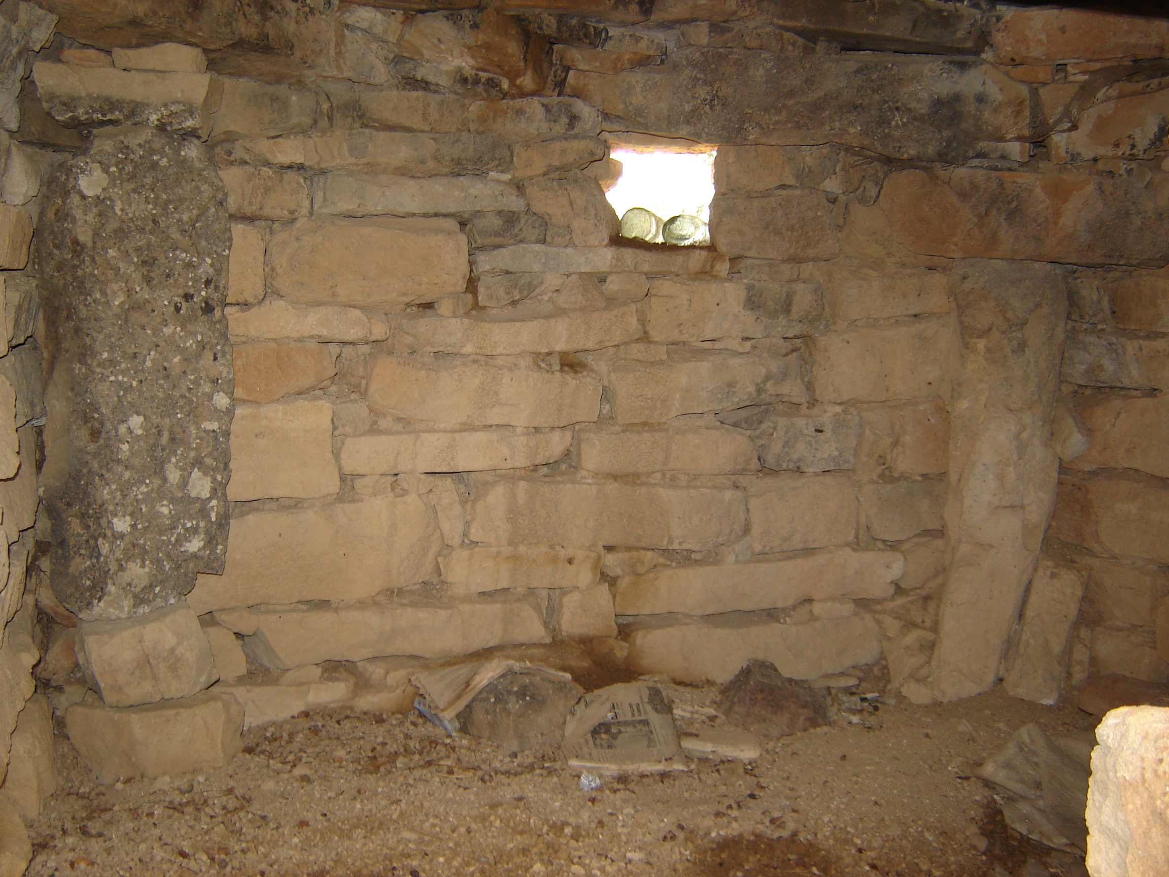 Interior. En tres de sus cuatro ángulos, dispone de columnas de piedra para ayudar a soportar la techumbre. (JAV)