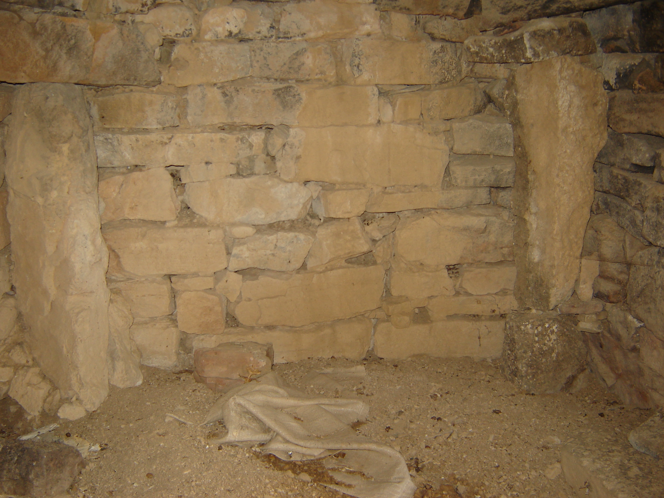 Interior de otro de sus lados, también con sus correspondientes columnas. (JAV)