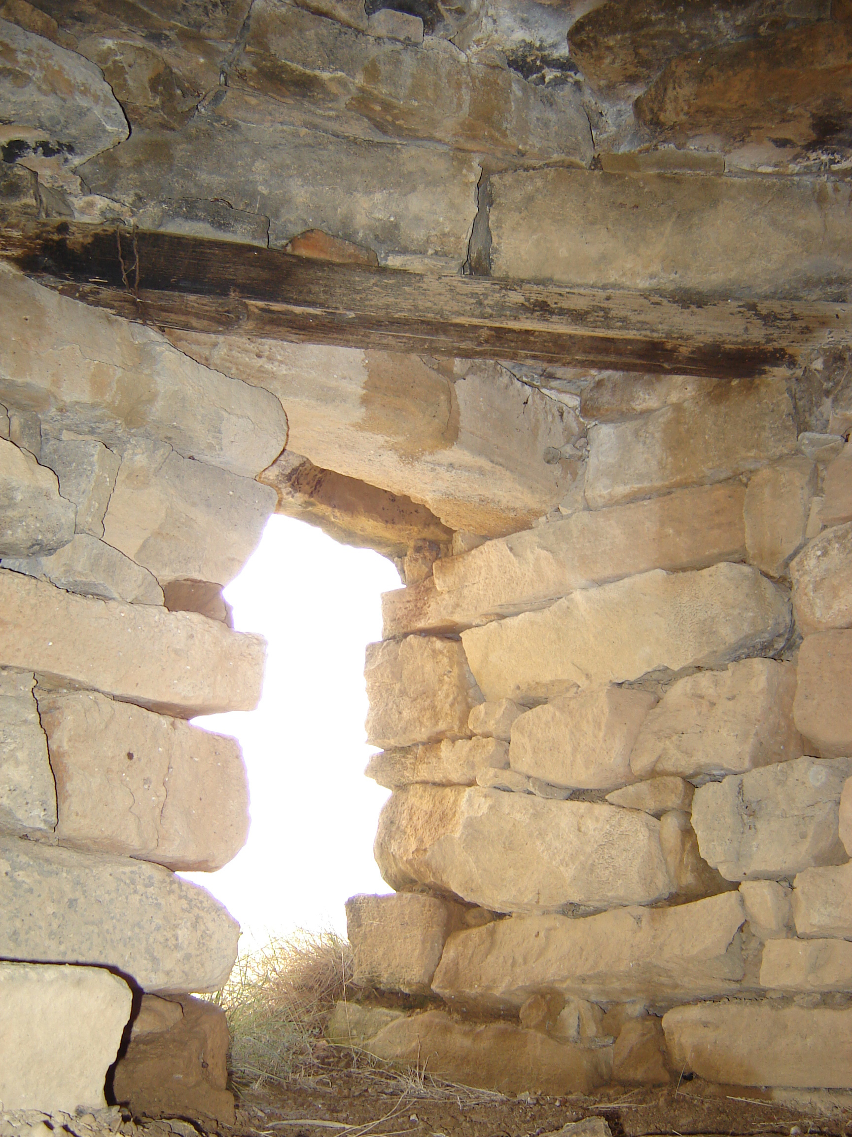 Cuarto ángulo, con una pequeña viga de madera soportando la techumbre, por encontrarse en él la puerta de entrada. (JAV)