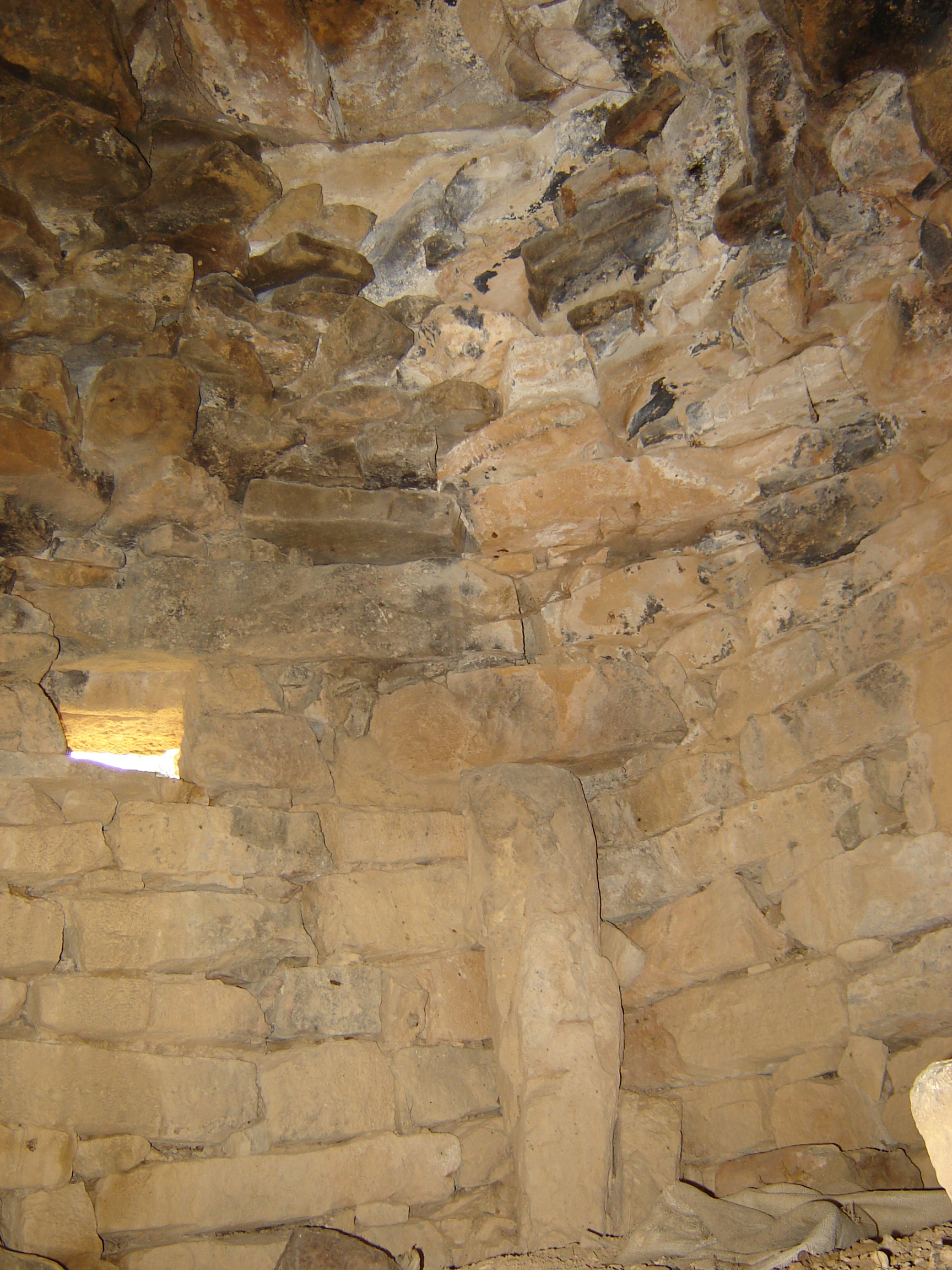 Vista de una de las columnas y de parte de la techumbre. (JAV)