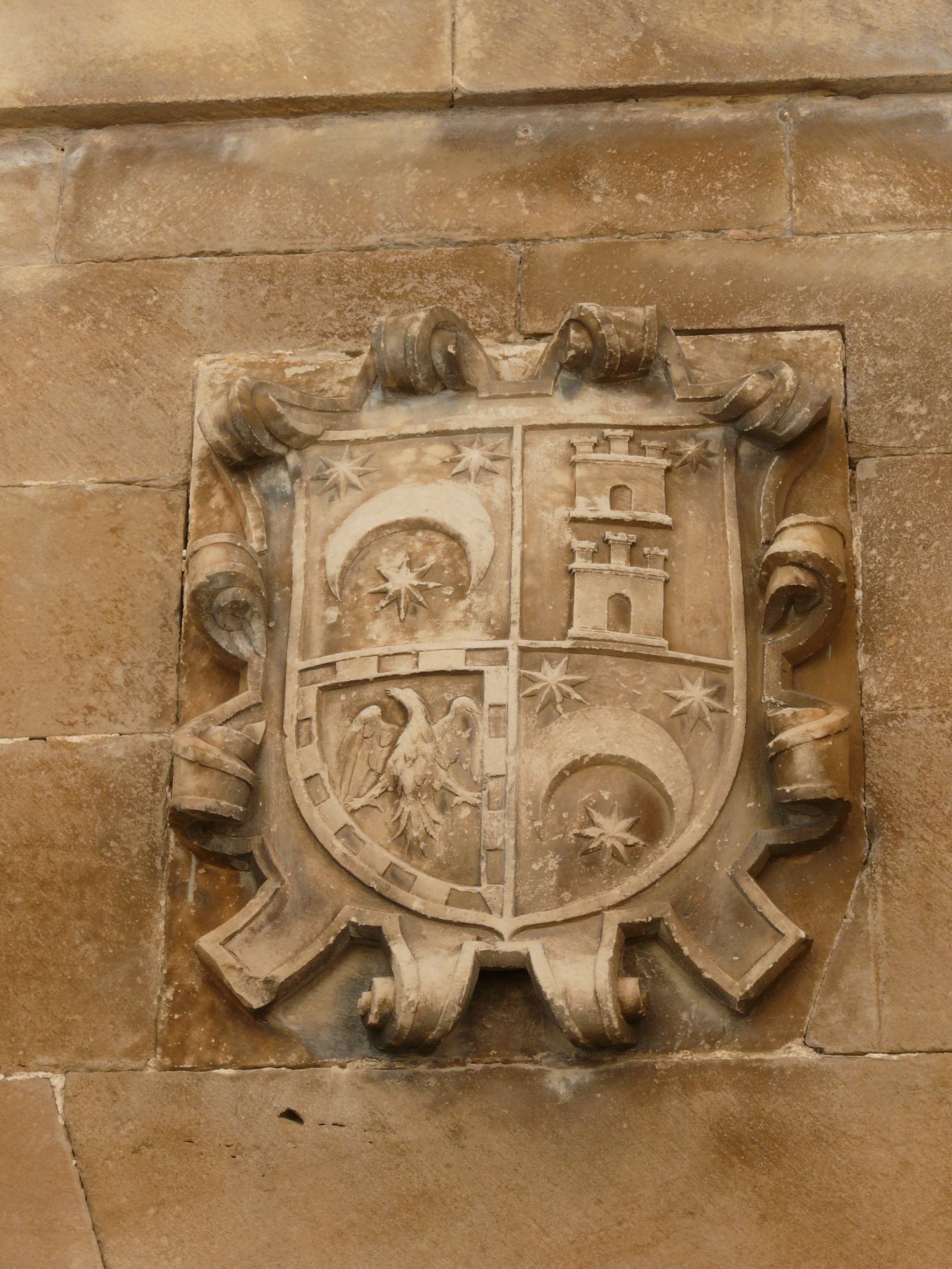 Escudo de la fachada de la imagen anterior. (JAV)