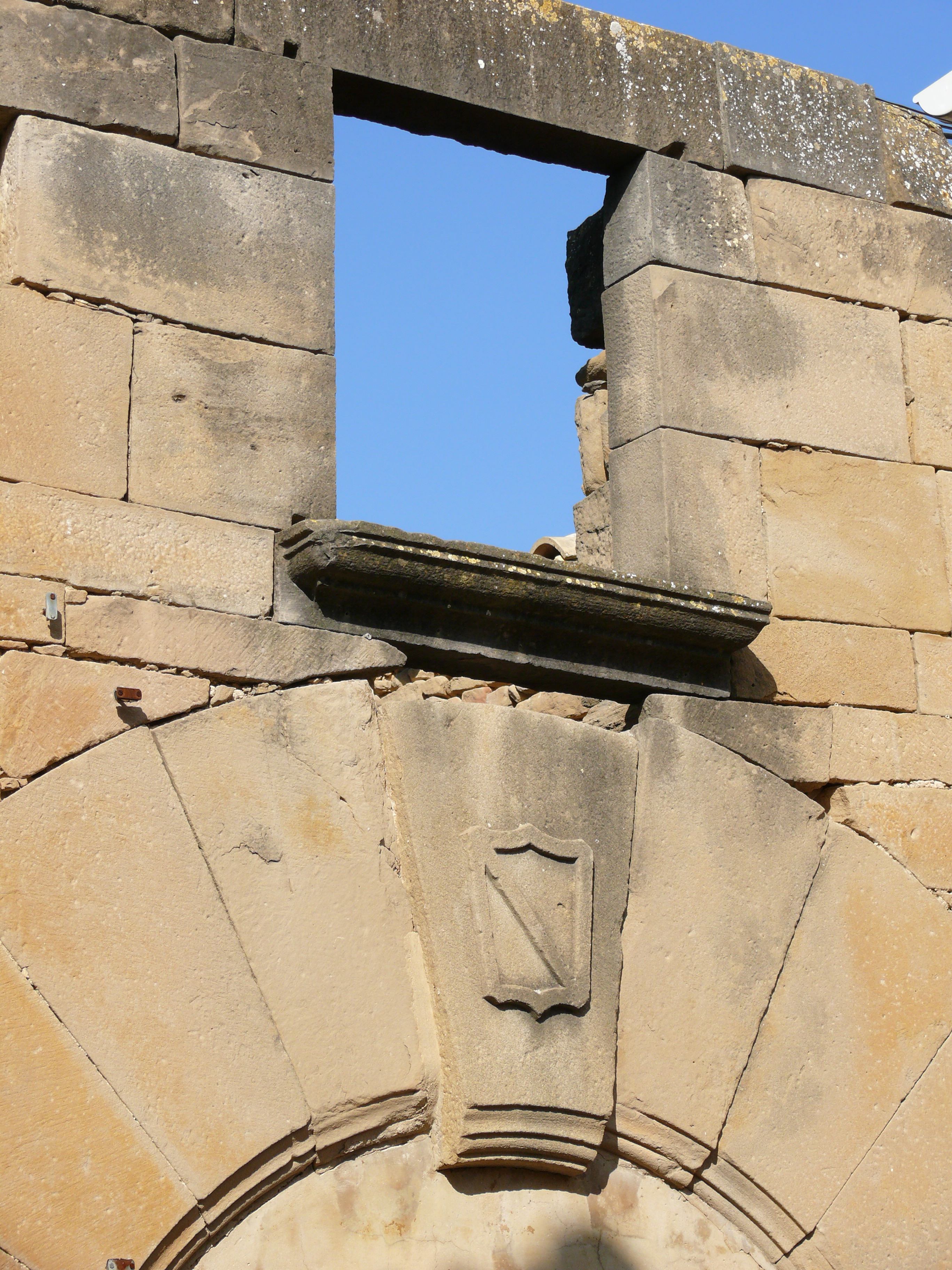 Detalle de la imagen anterior. Arco, escudo y ventana. (JAV)