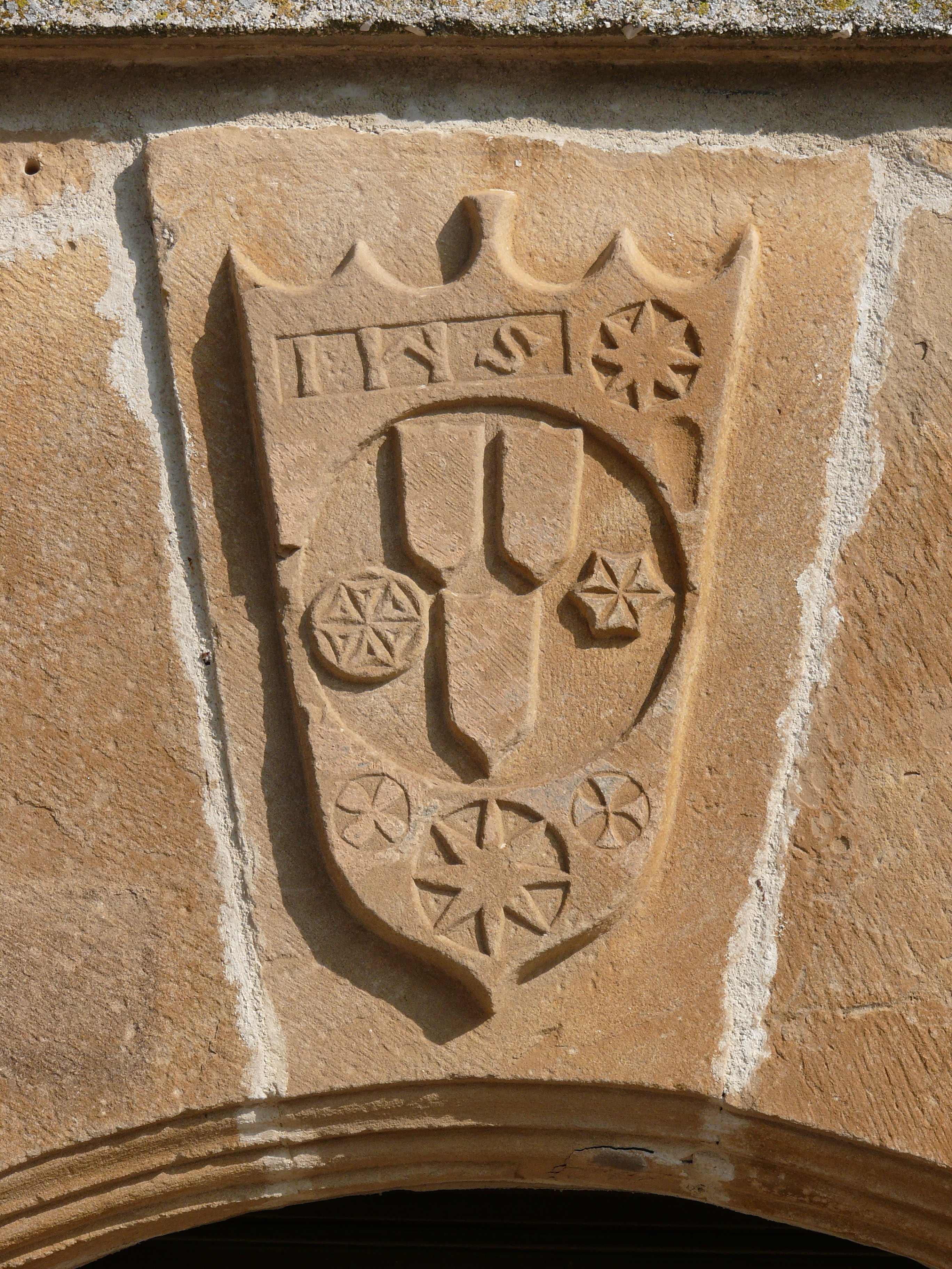 Escudo sobre la clave del arco de la imagen anterior. (JAV)