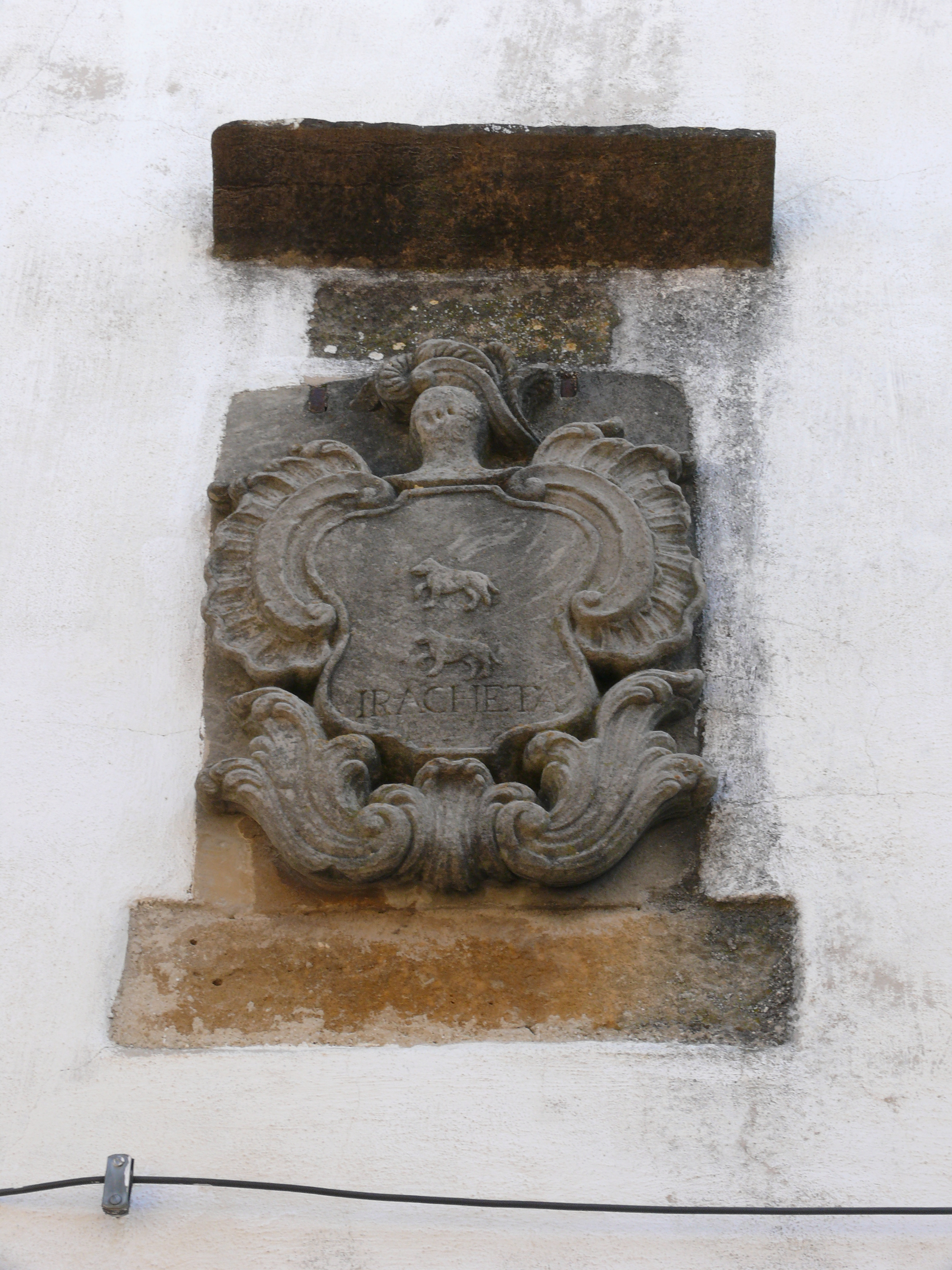 Escudo de Iracheta, en otro de los edificios de la calle Cidacos. (JAV)
