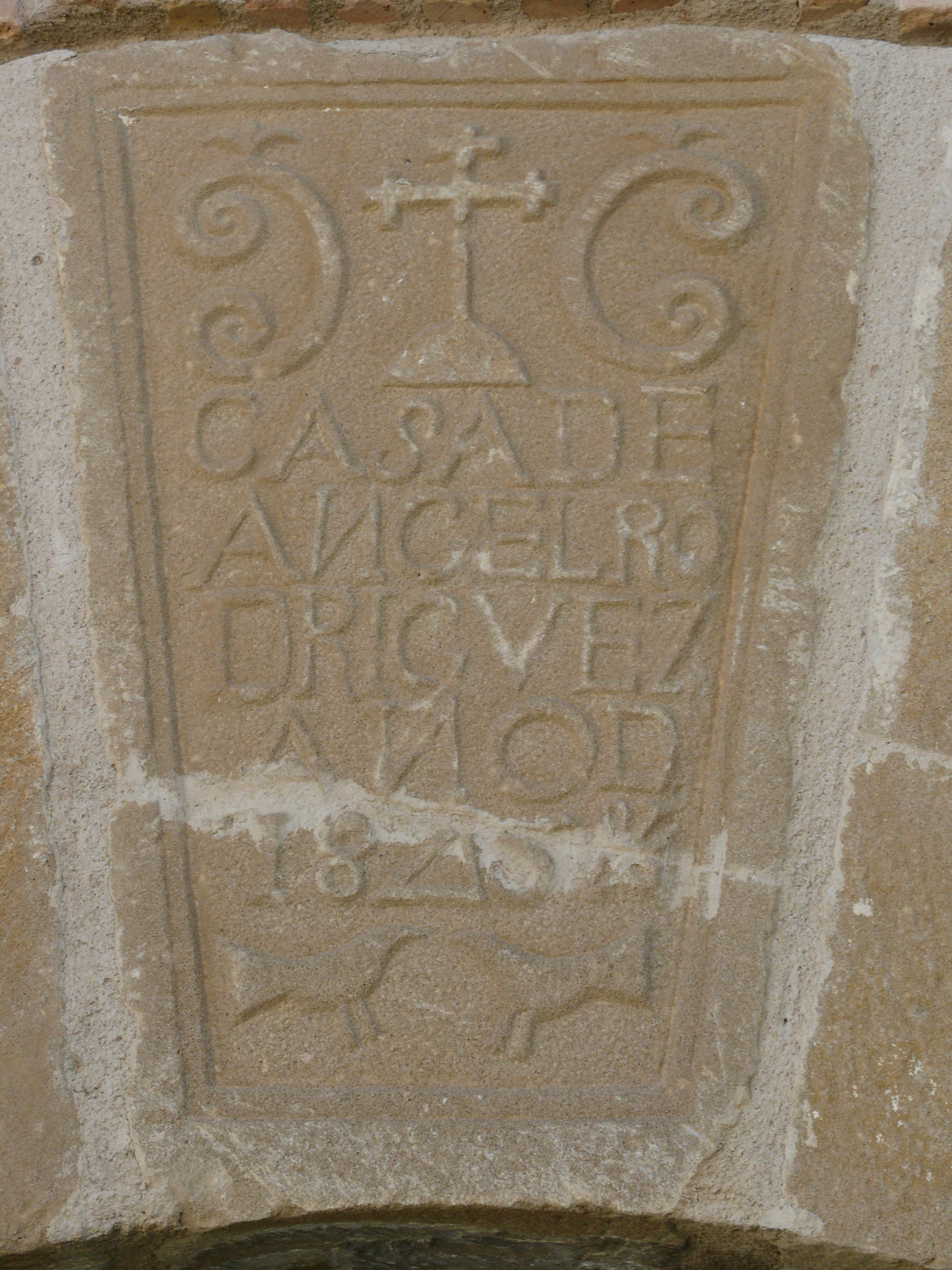 Clave del arco en el edificio de la imagen anterior. (JAV)