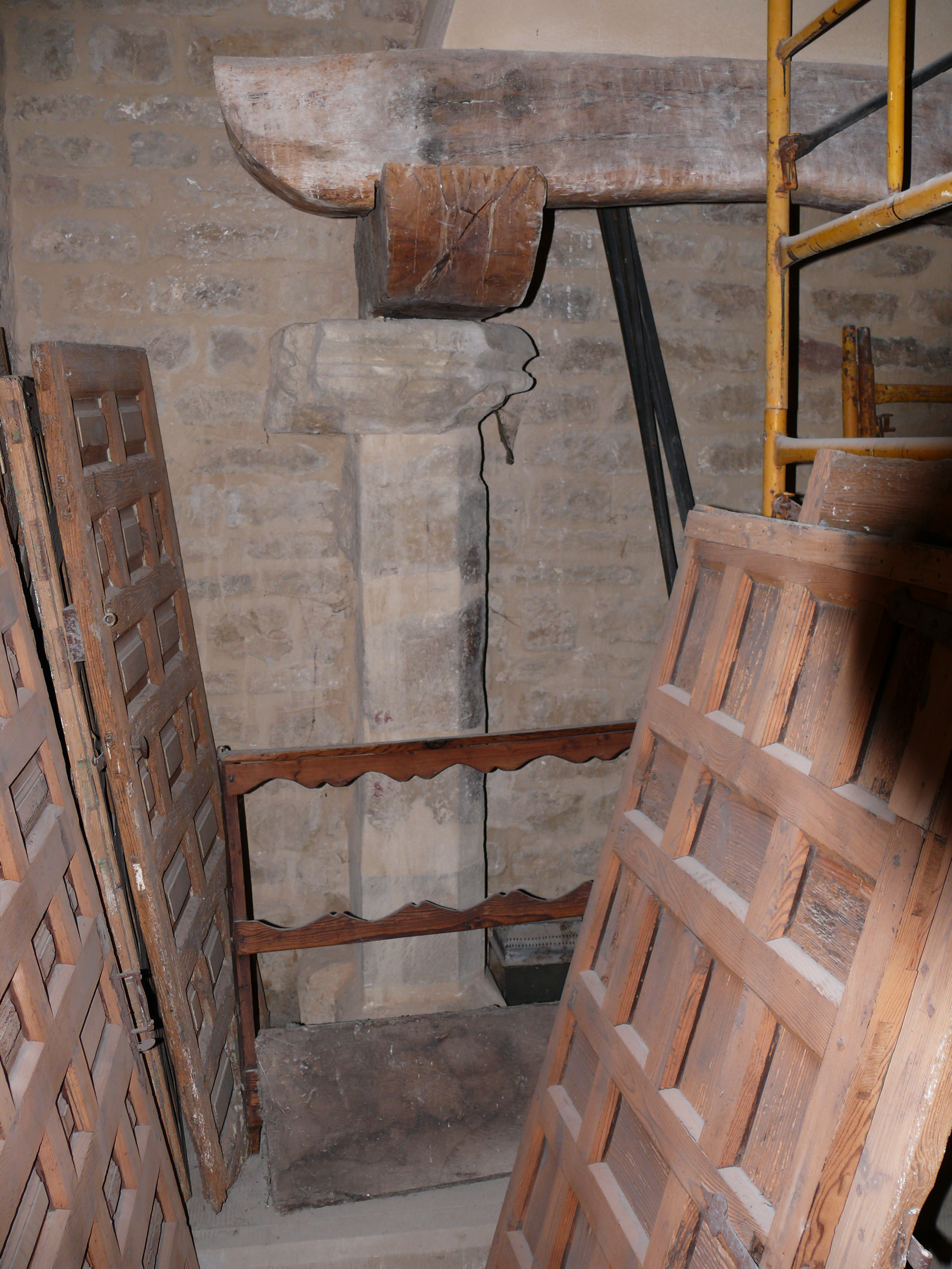 Columna de apoyo de las vigas que sostienen la campana de la chimenea. (JAV)