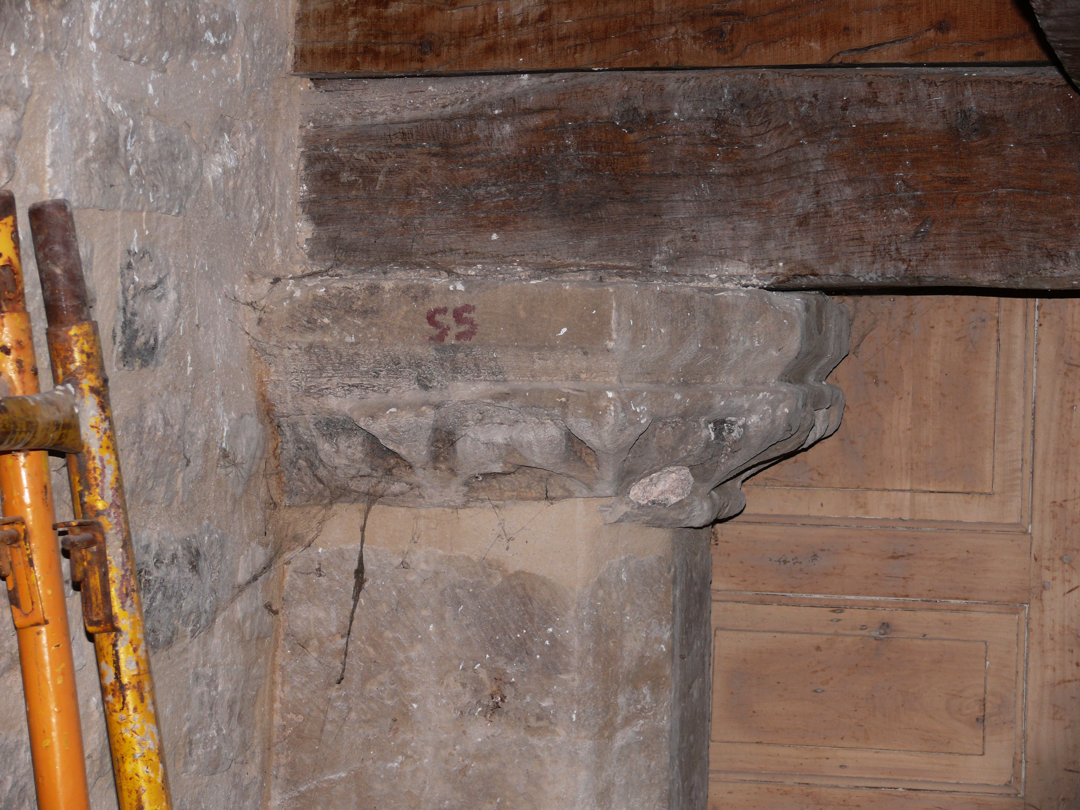 Capitel de la columna de la imagen anterior, adornado con flores de lis. (JAV)