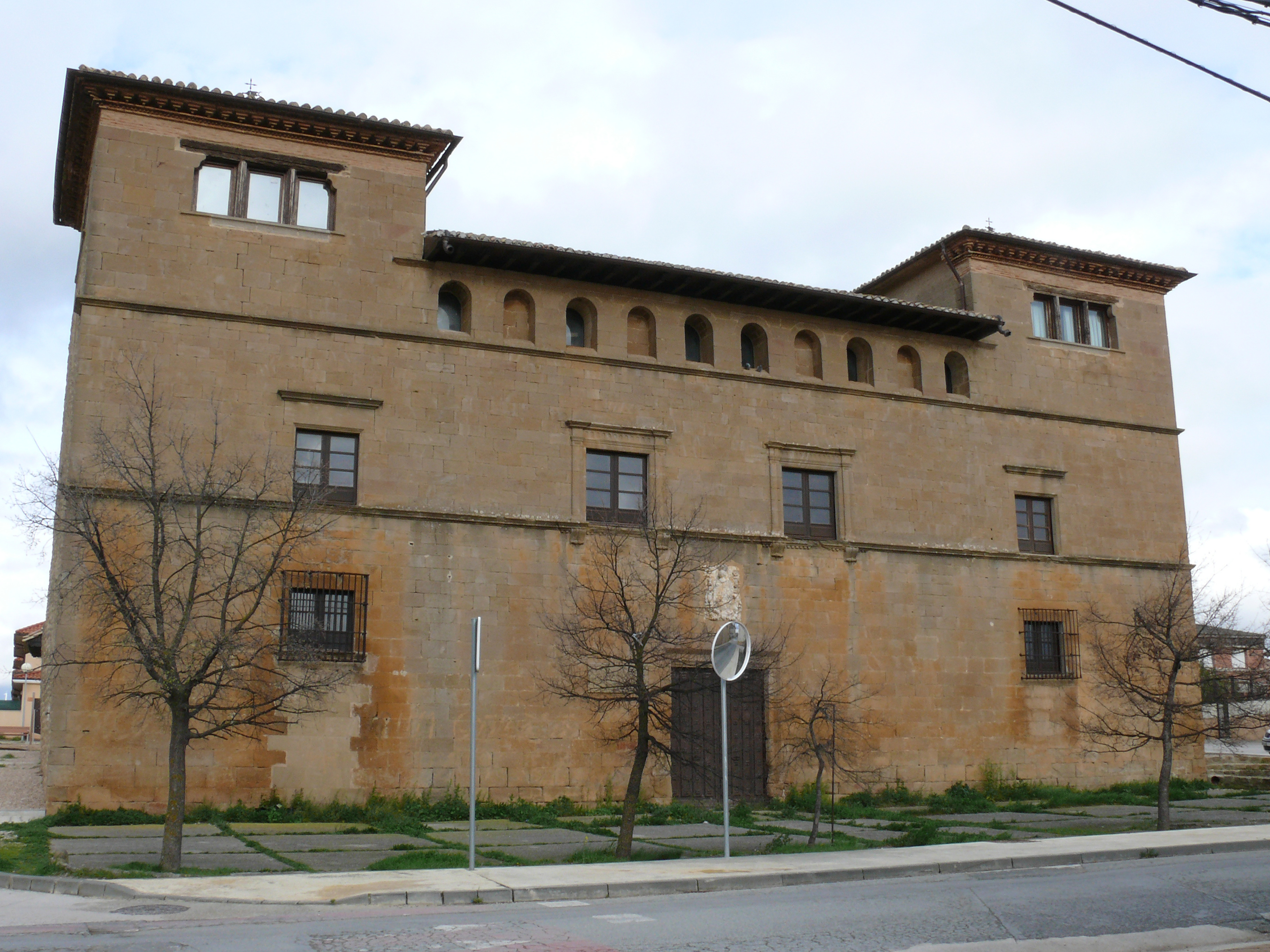 ÿþF�a�c�h�a�d�a� �d�e�l� �p�a�l�a�c�i�o� �d�e� �l�a� �f�a�m�i�l�i�a� �A�z�p�i�l�c�u�e�t�a�,� �c�o�n�o�c�i�d�o� �c�o�m�o� �l�a� �C�a�s�a� �d�e�l� �D�o�c�t�o�r� �N�a�v�a�r�r�o�.� �(�J�A�V�)�