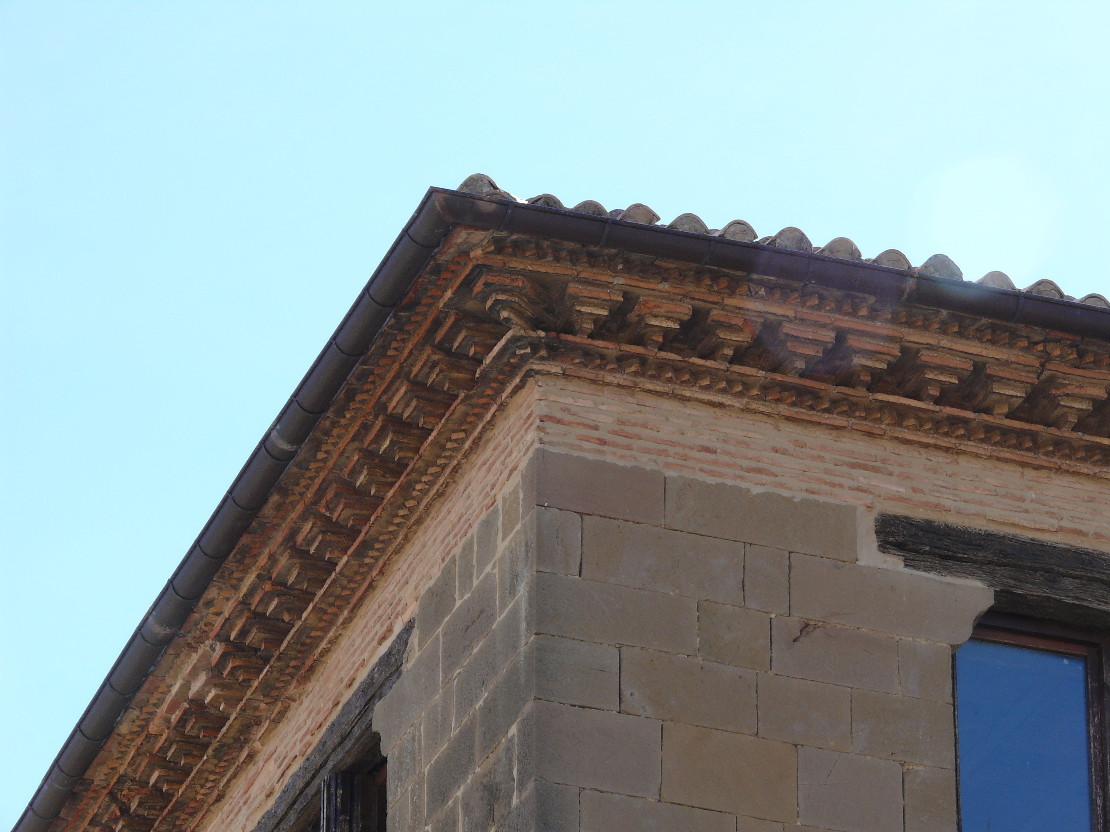 Detalle del alero de las torres. (JAV)