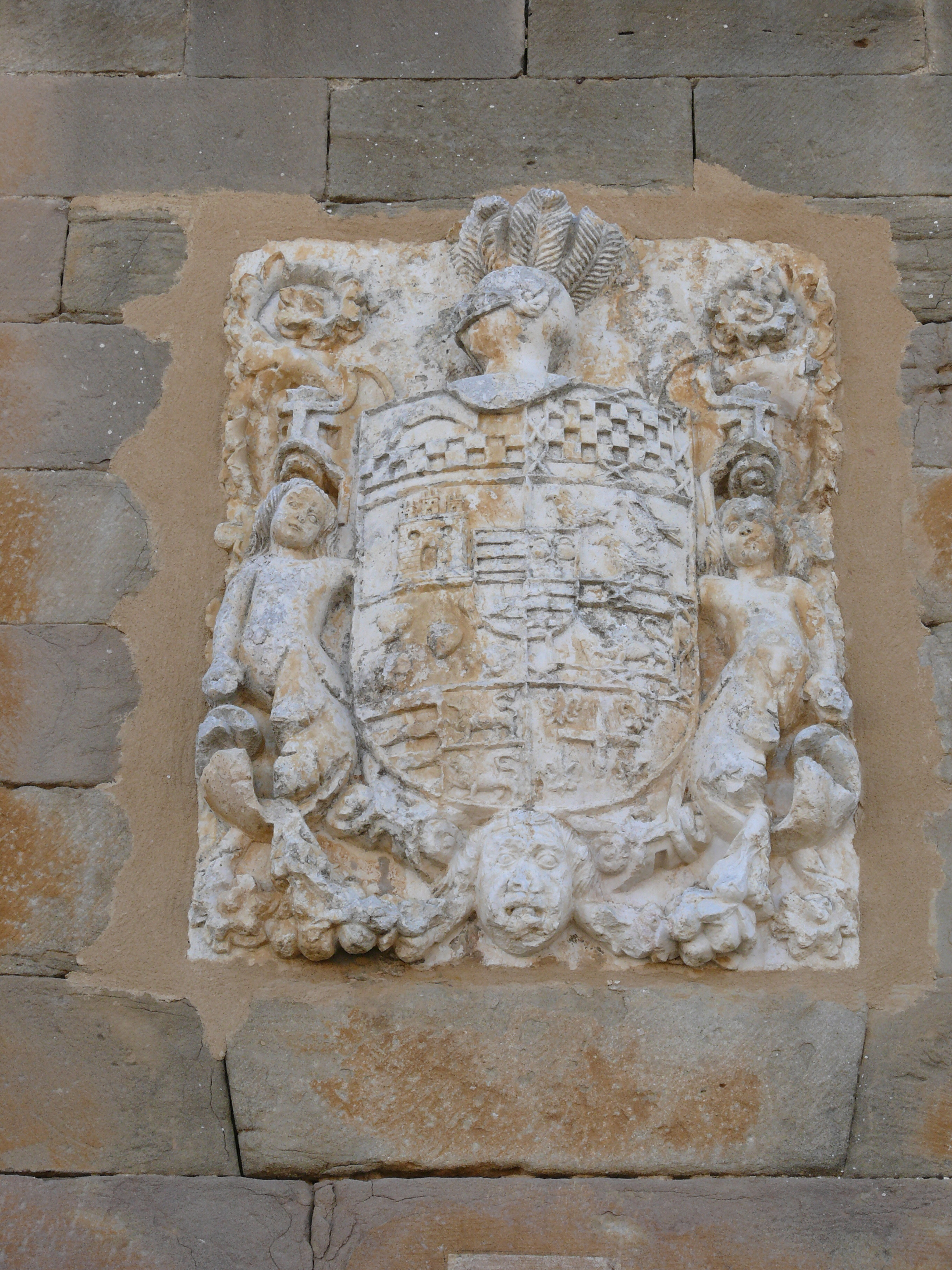 Escudo de los Azpilcueta que preside la fachada del palacio. (JAV)