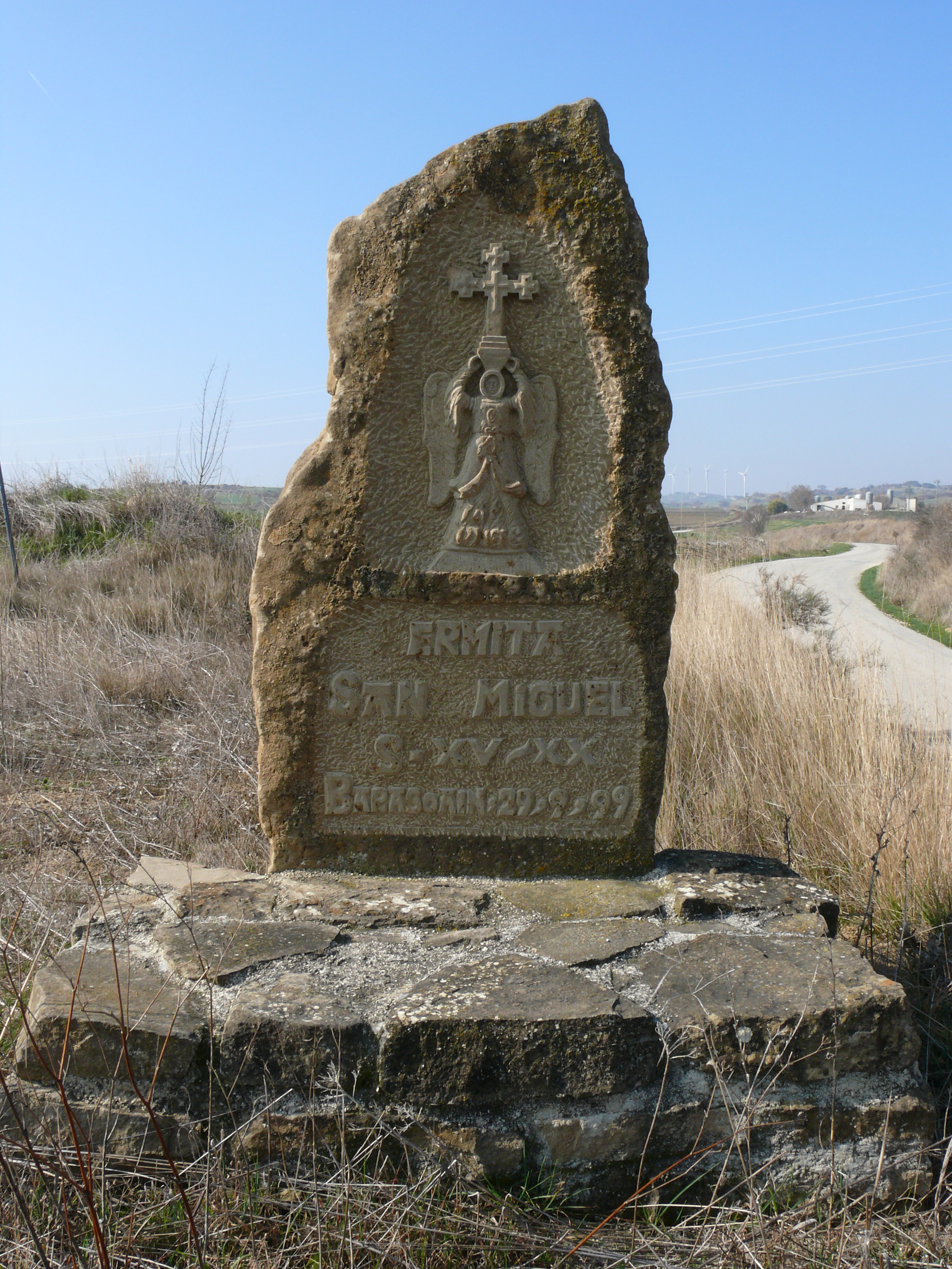 Hito, en el mismo lugar, que recuerda la ubicación de la ermita. (JAV)