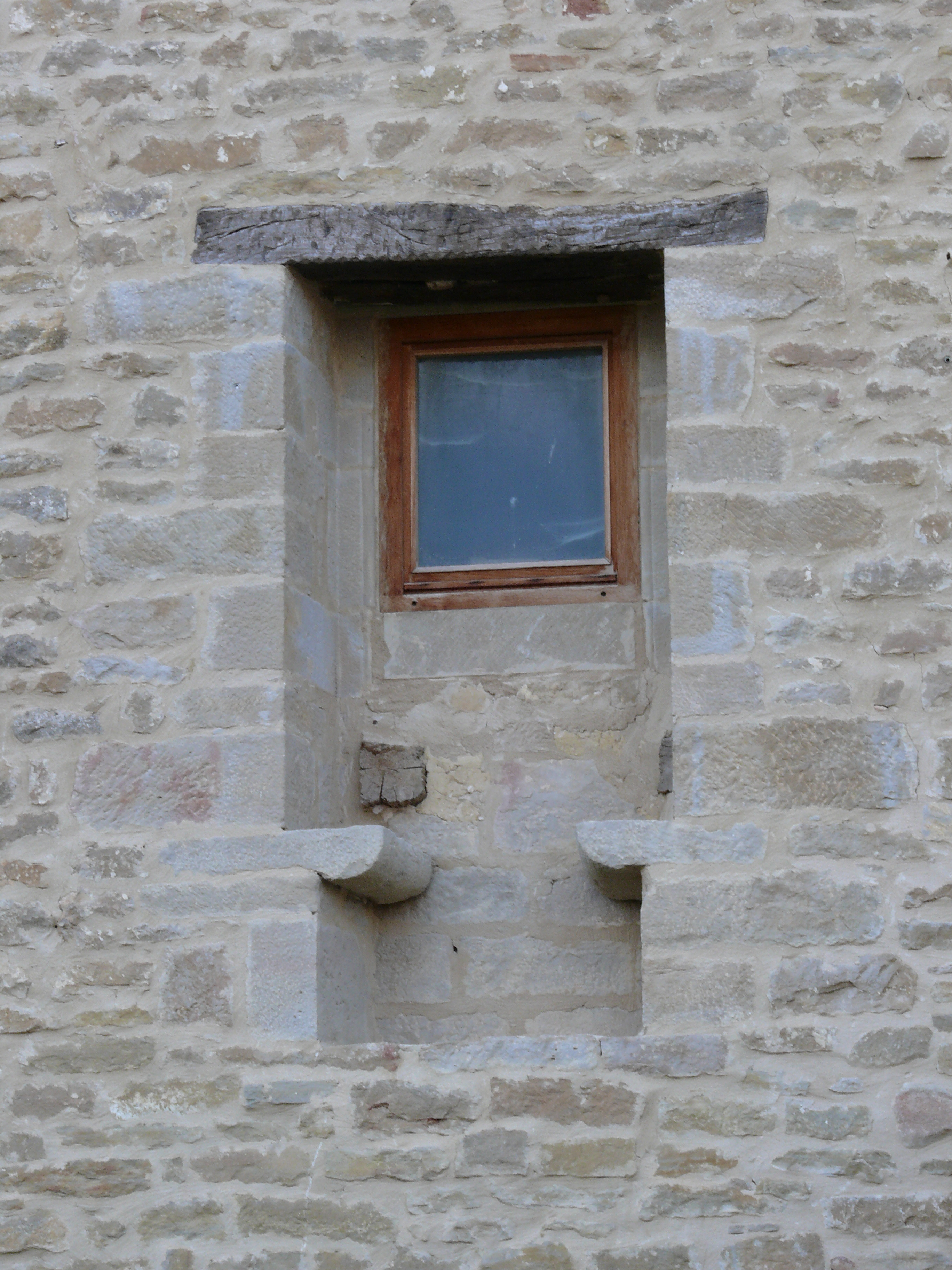 Detalle de una de las torres. Hueco aparecido durante la reforma del edificio. (JAV)