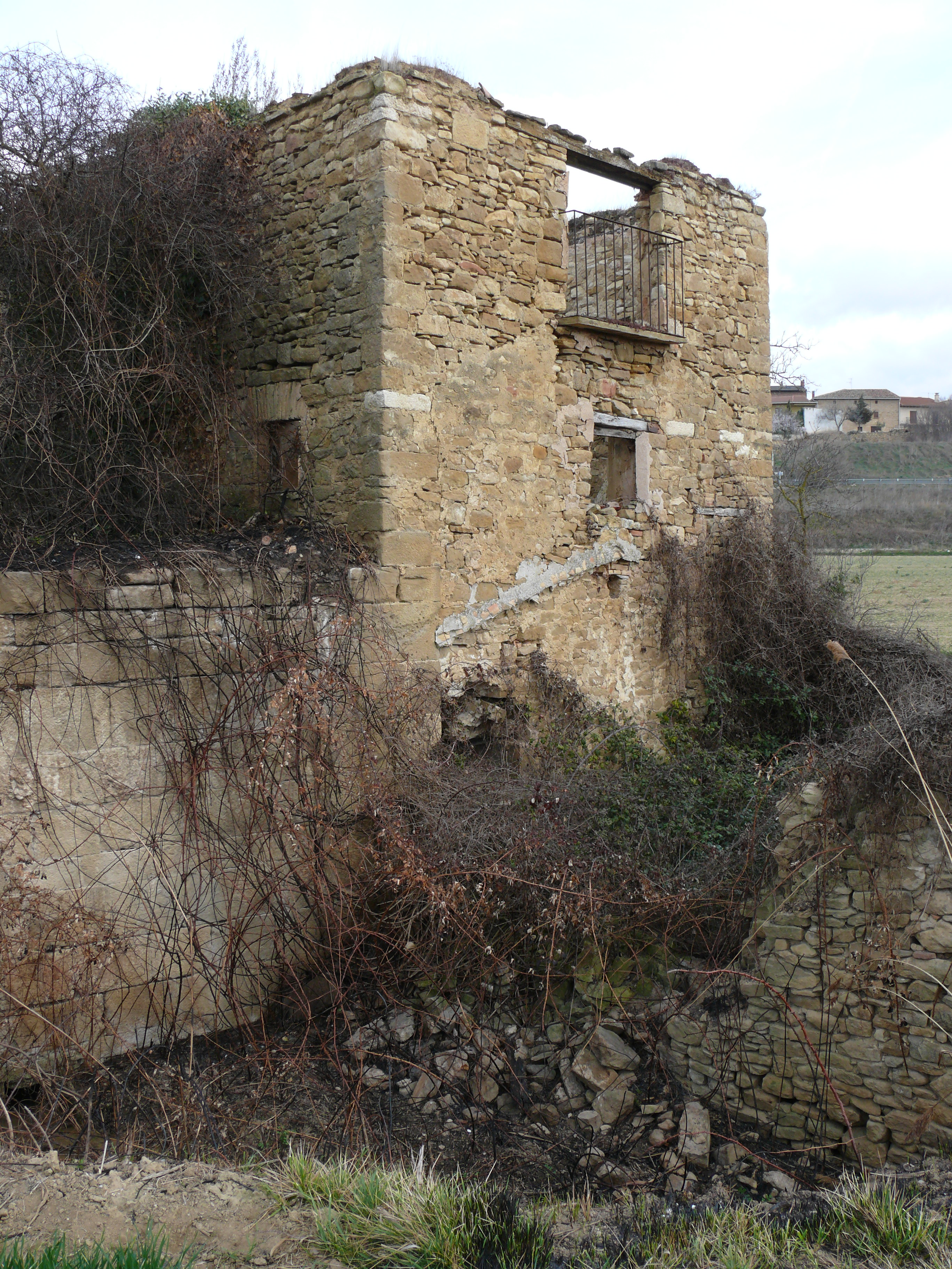 Detalle del frente del edificio. A su izquierda, exterior del muro del embalse. (JAV)