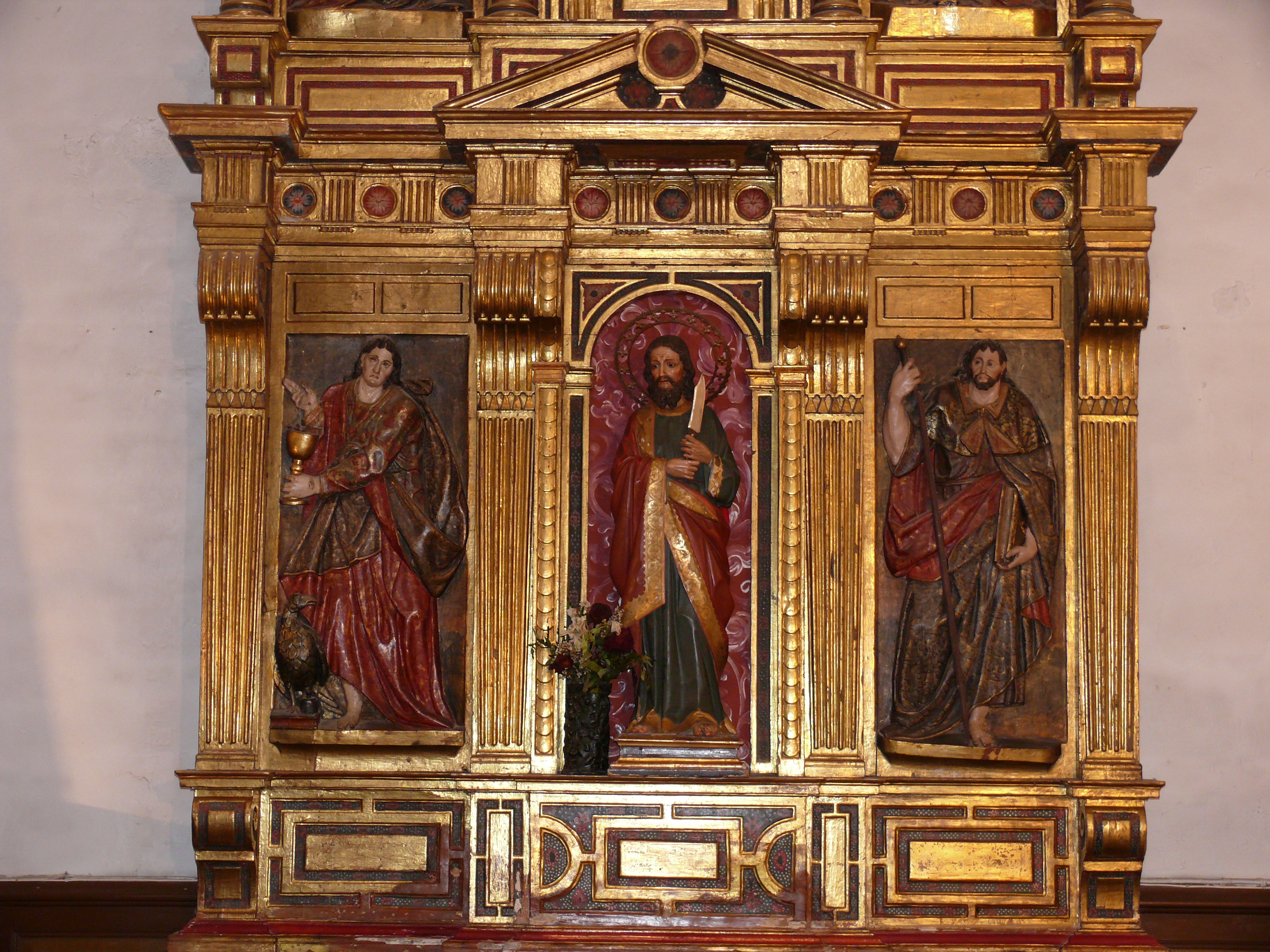 Primer cuerpo del retablo: Relieves de San Juan, San Bartolomé en el centro, y Santiago. (JAV)