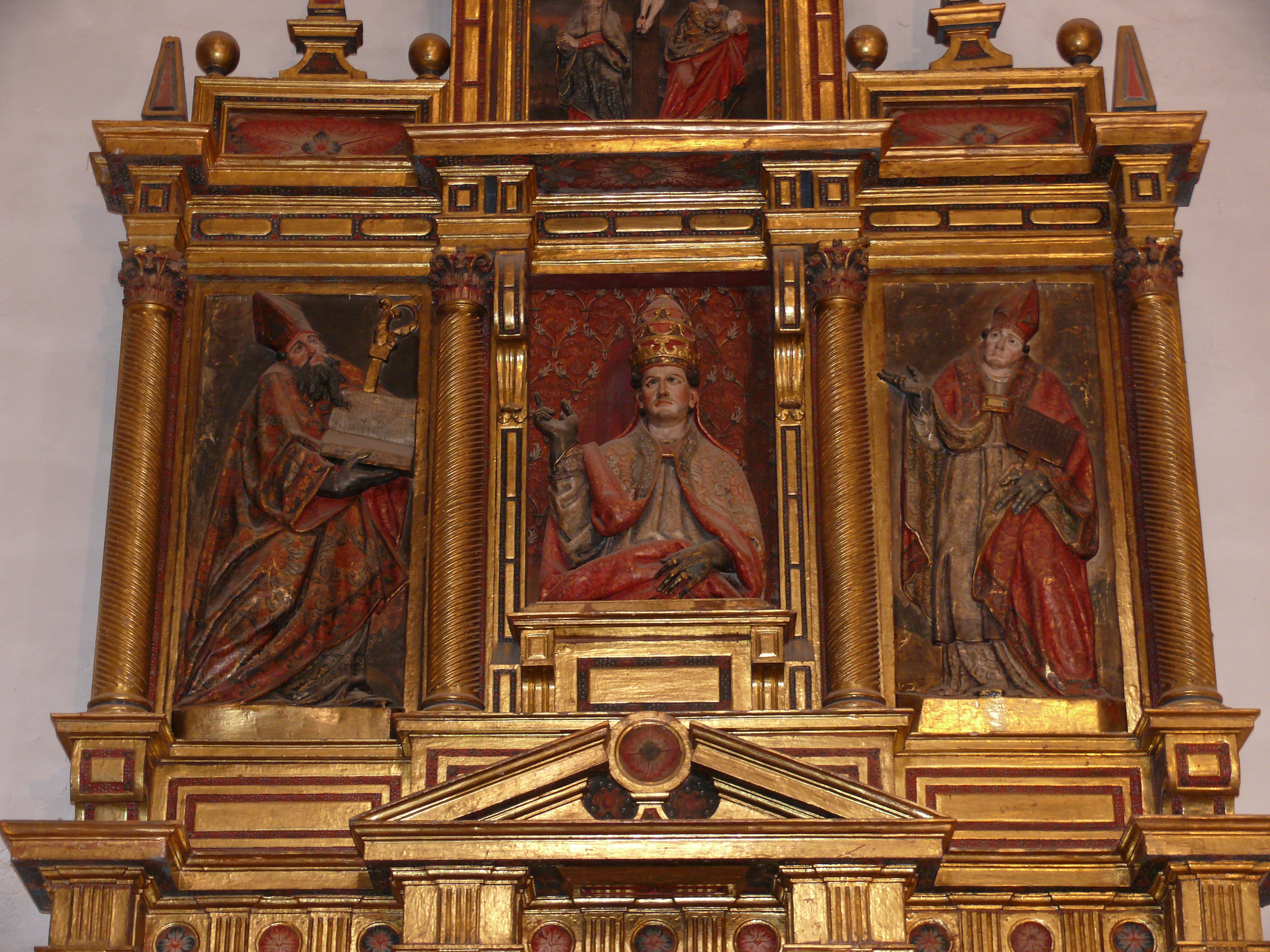 Segundo cuerpo del retablo: Relieves de dos santos Obispos y un santo Papa, en el centro. (JAV)