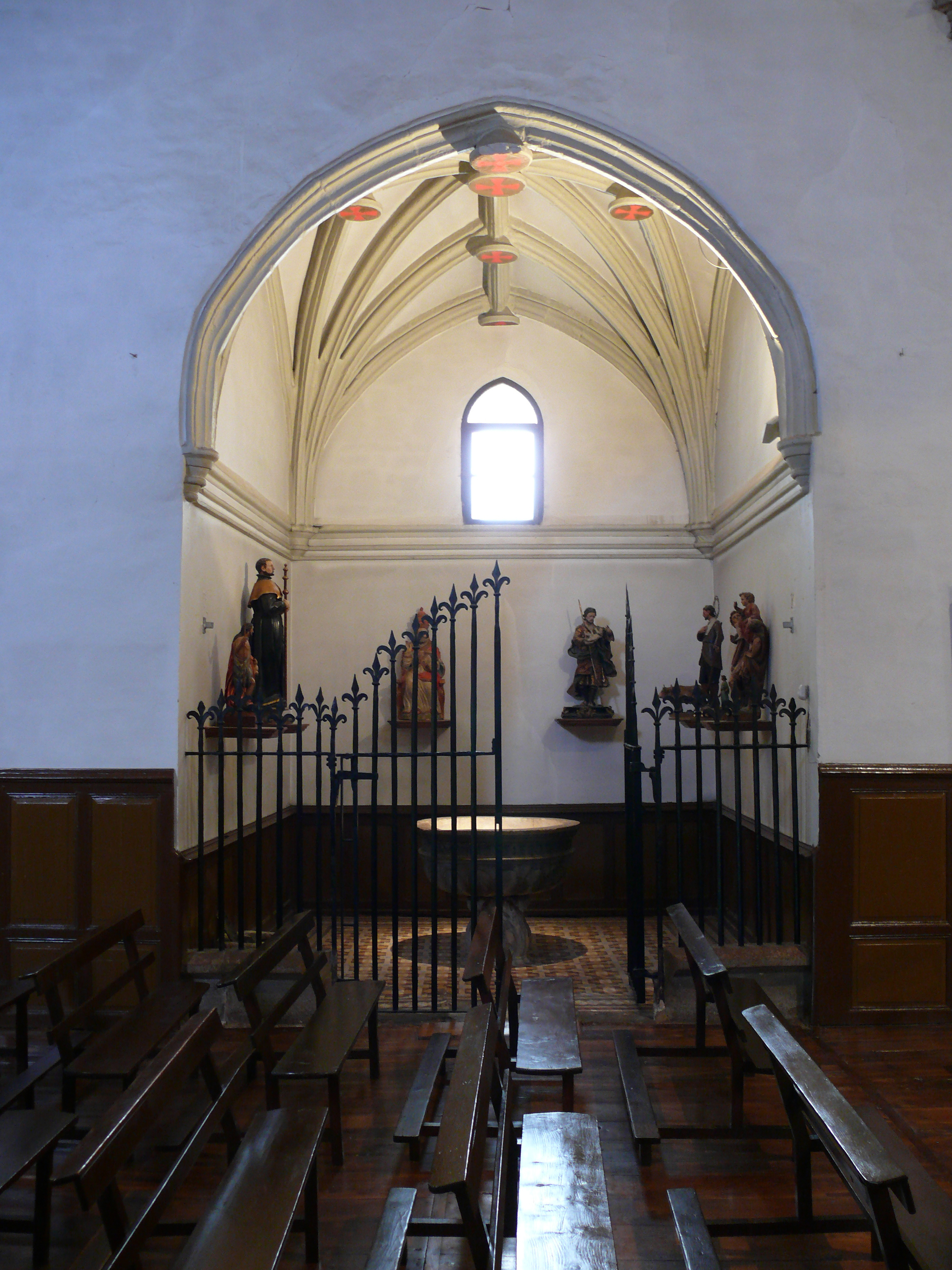 Capilla bautismal. Antiguamente, pertenecía a la familia de D. Martín Azpilcueta, el insigne "Doctor Navarro". (JAV)