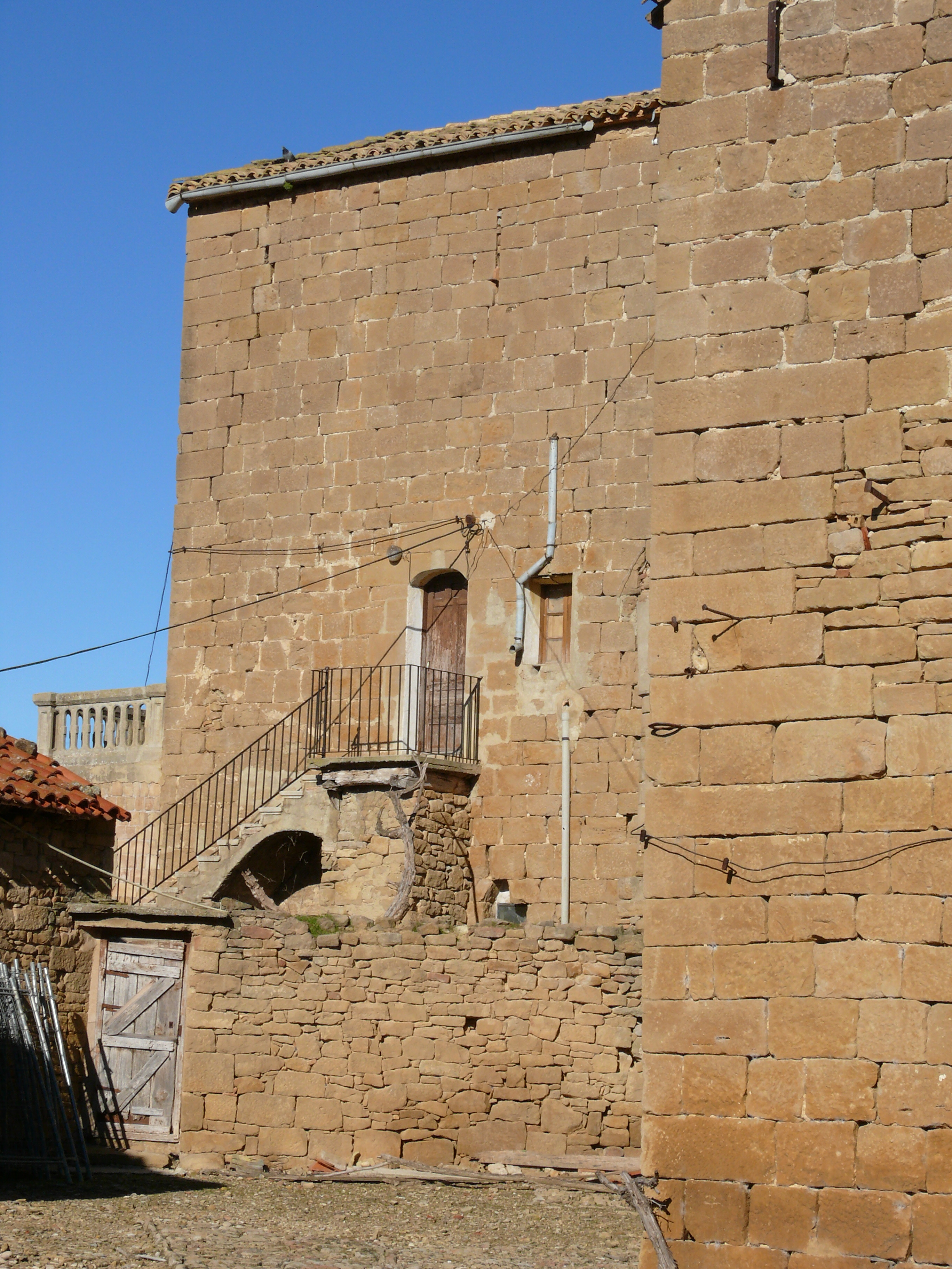 Lateral de la Torre, con su puerta de acceso abierta a la altura de la primera planta. (JAV)