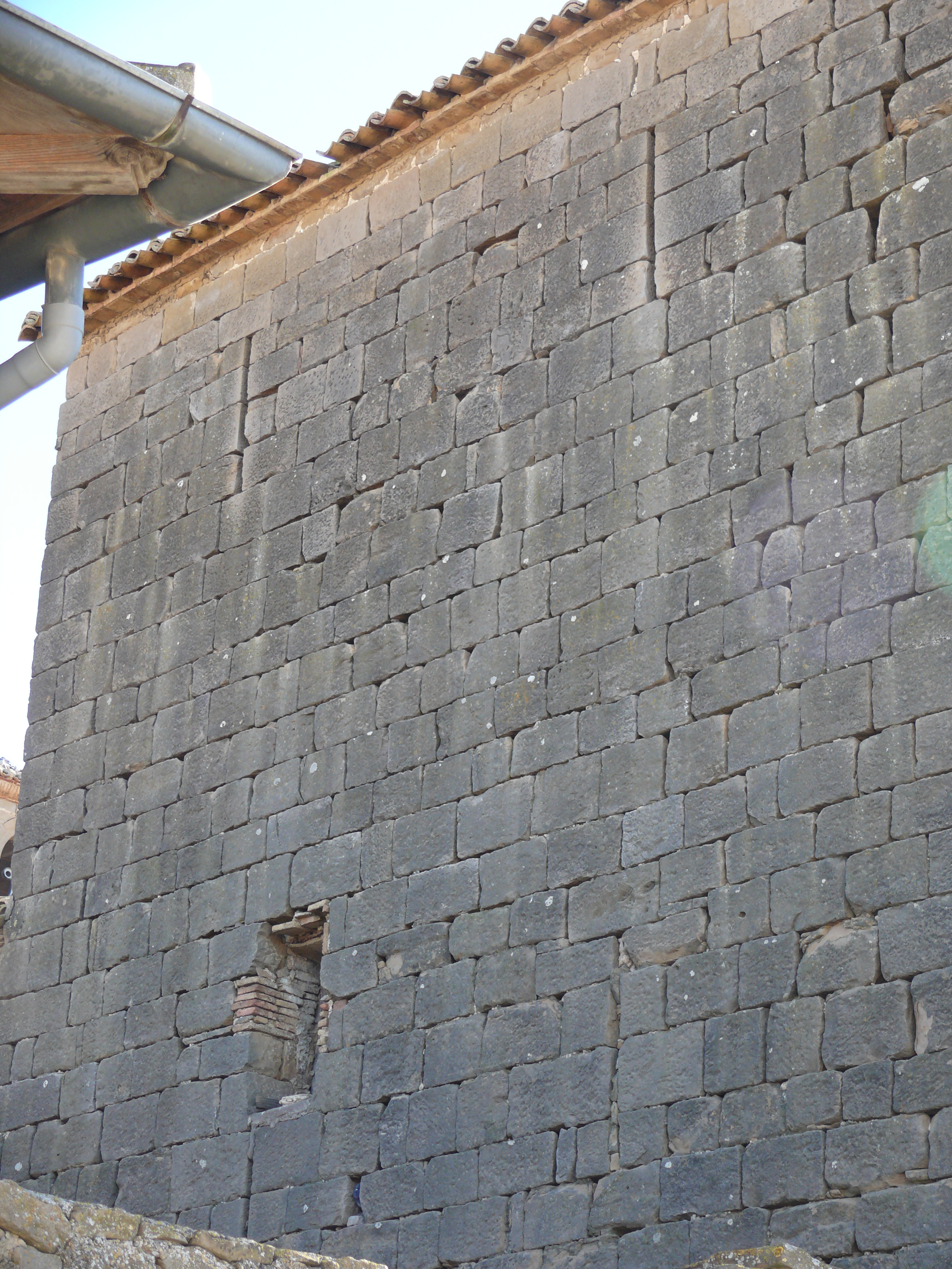 Detalle de este lateral. En él se abren cuatro saeteras. (JAV)