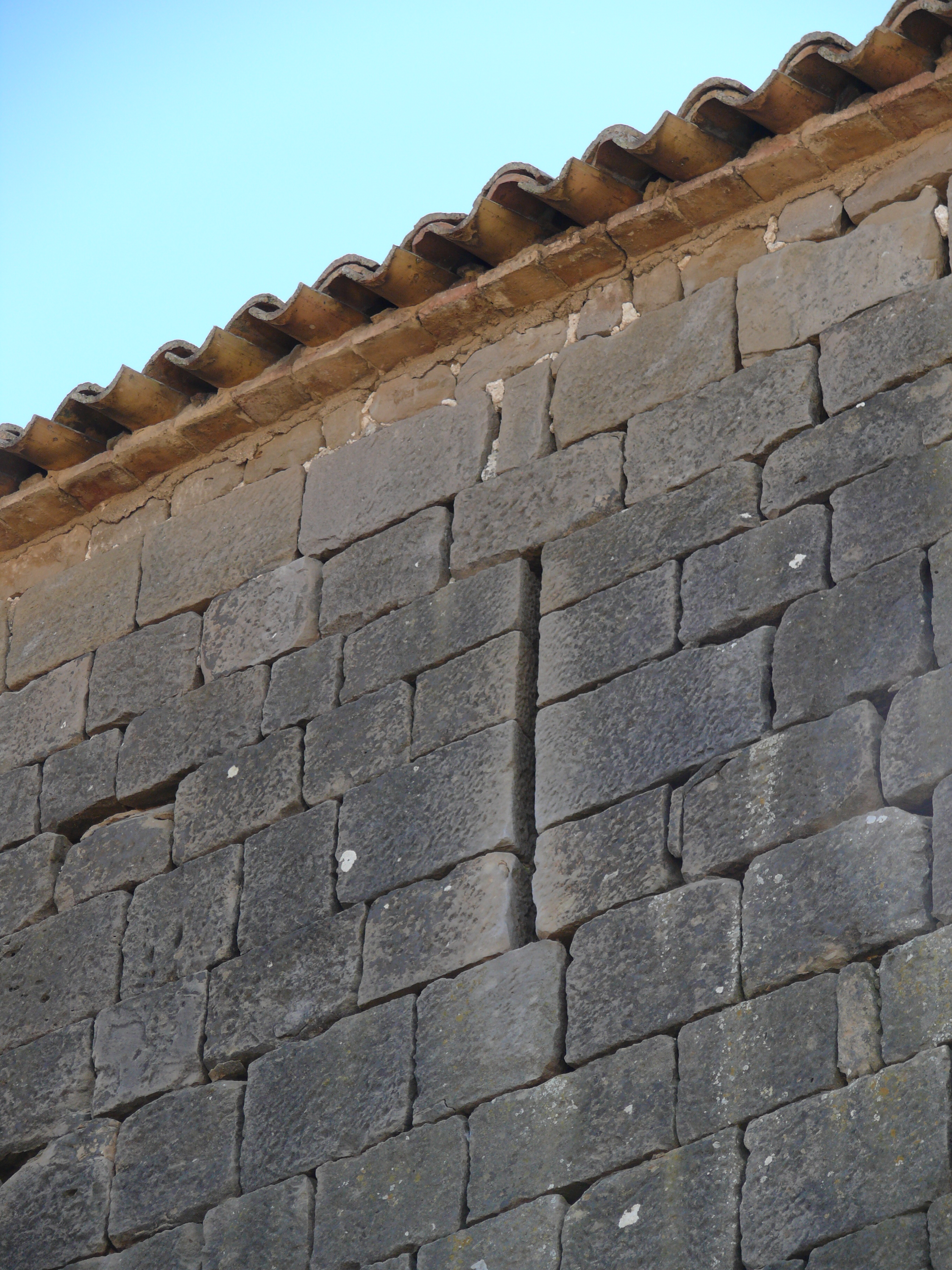 Detalle de una de las saeteras, que todavía hoy, algunas personas en Garínoain denominan "finiestras" o "defensas". (JAV)