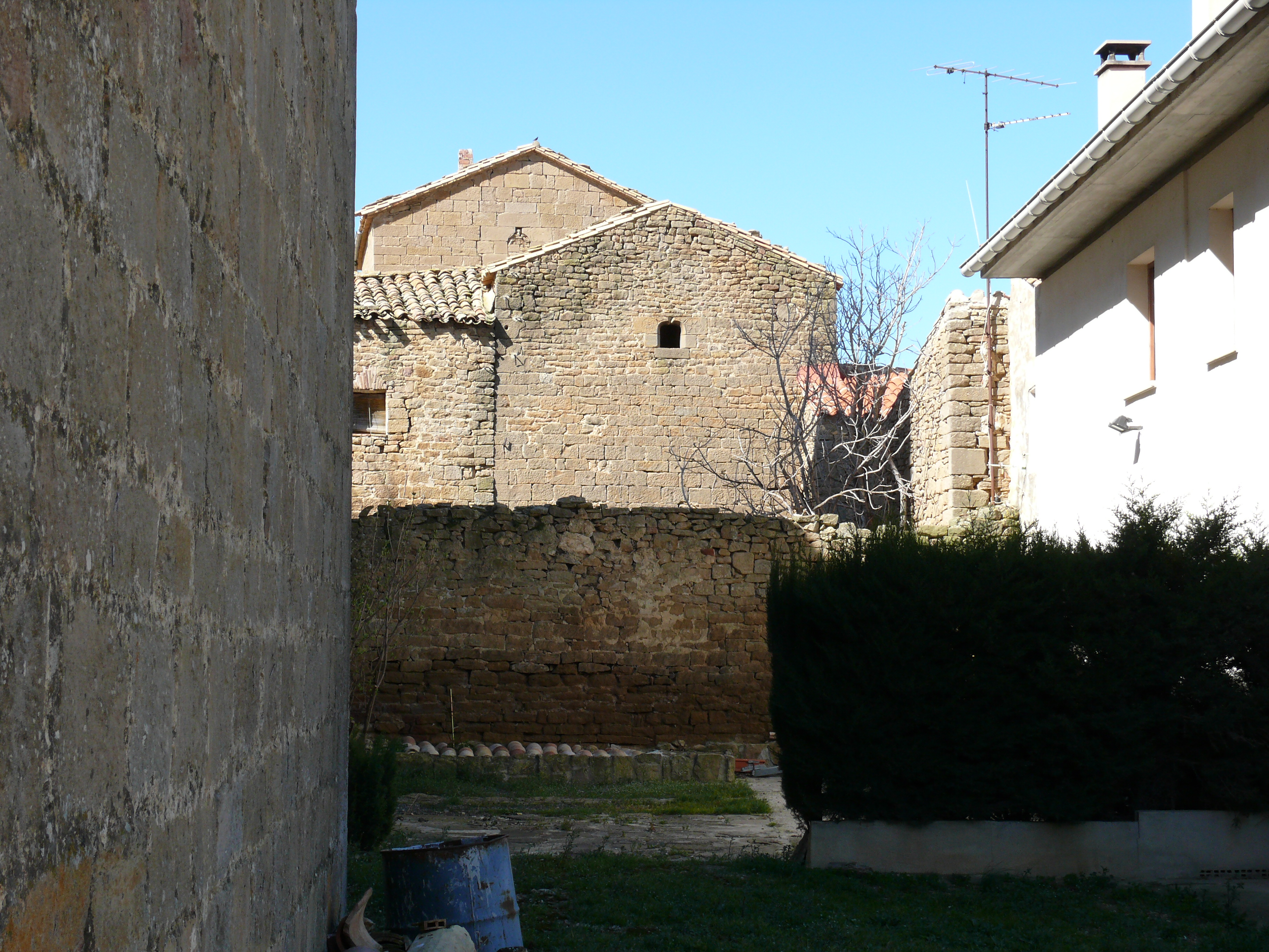 Traseras de la torre y el edificio en forma de "L" adosado a ella, al pie del campanario de la iglesia. (JAV)