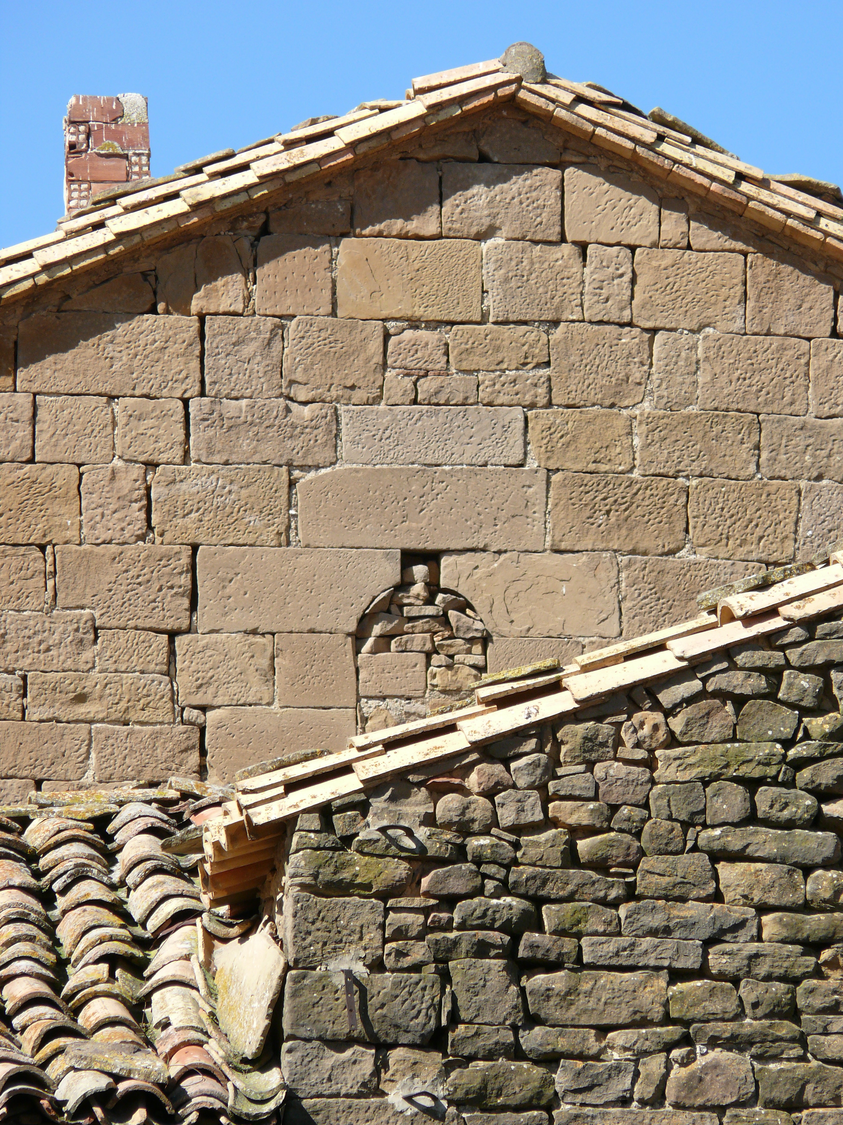 Ventana en el piso alto de la torre. (JAV)