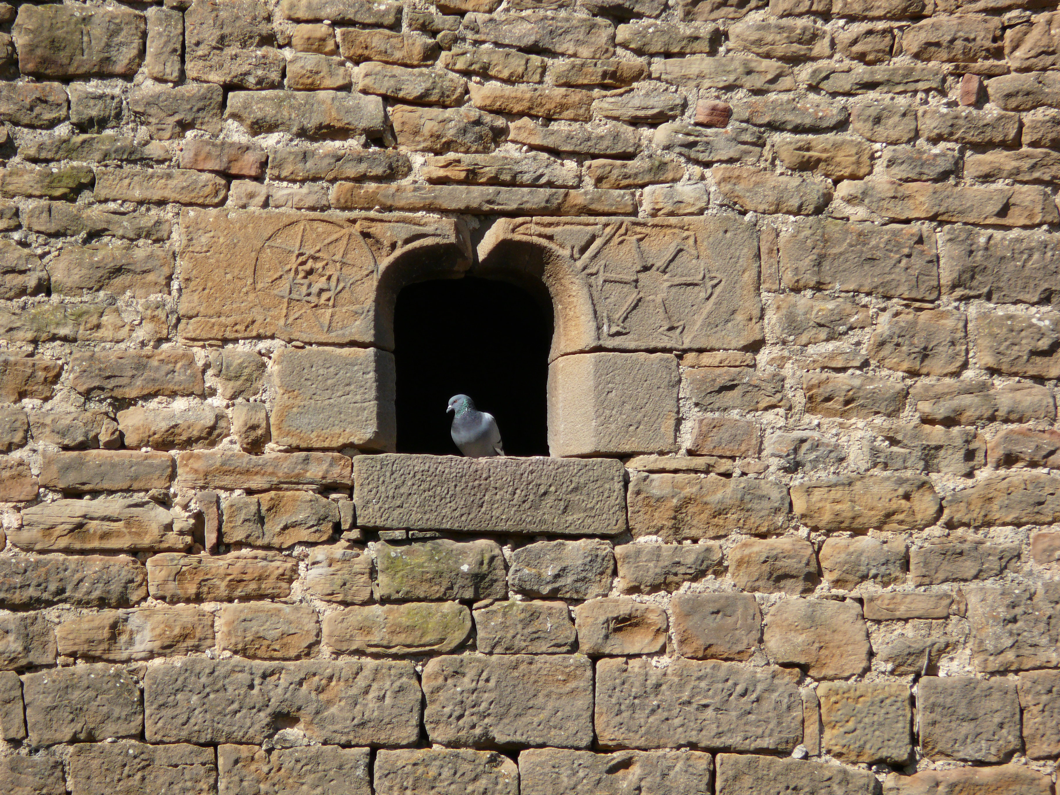 Otra imagen de la misma ventana, que tiene labrados dos motivos geométricos y dos aves. (JAV)