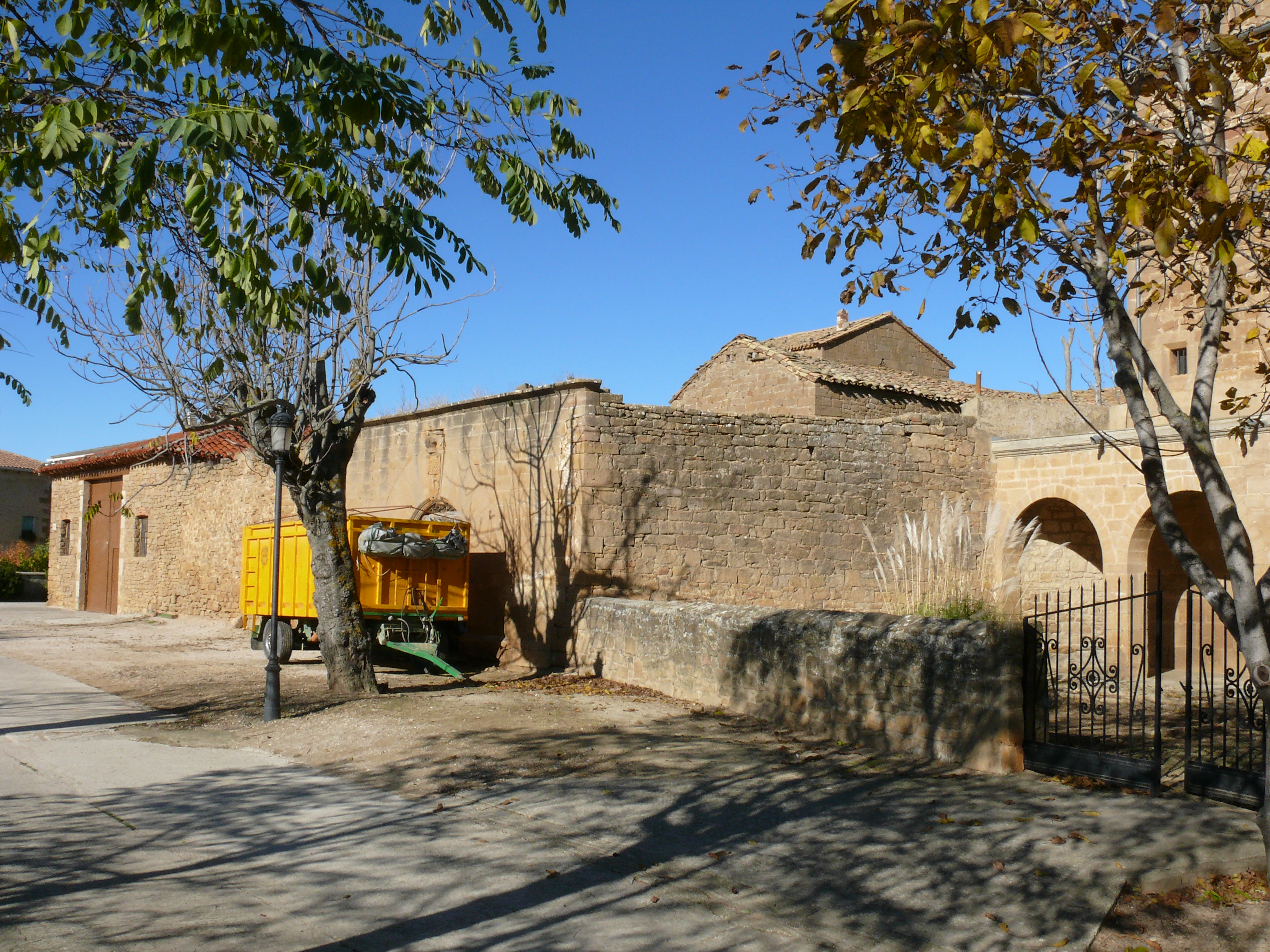 Plaza Príncipe de Viana. Muro que rodea el solar que probablemente ocupó el viejo palacio, en cuyo interior se encuentra la torre que hemos visto. (JAV)