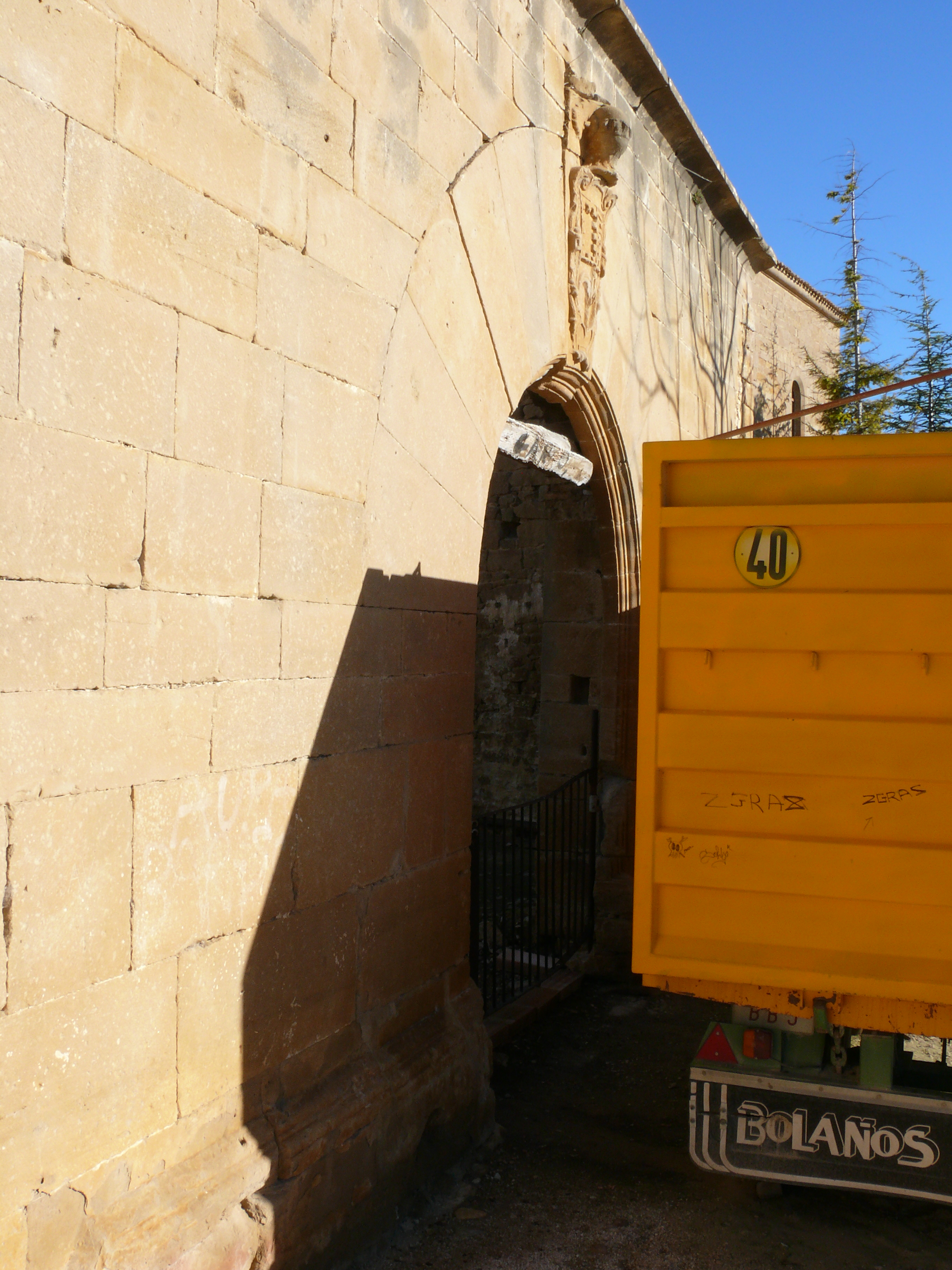 Portalón que se abre en dicho muro y que da acceso al solar. (JAV)