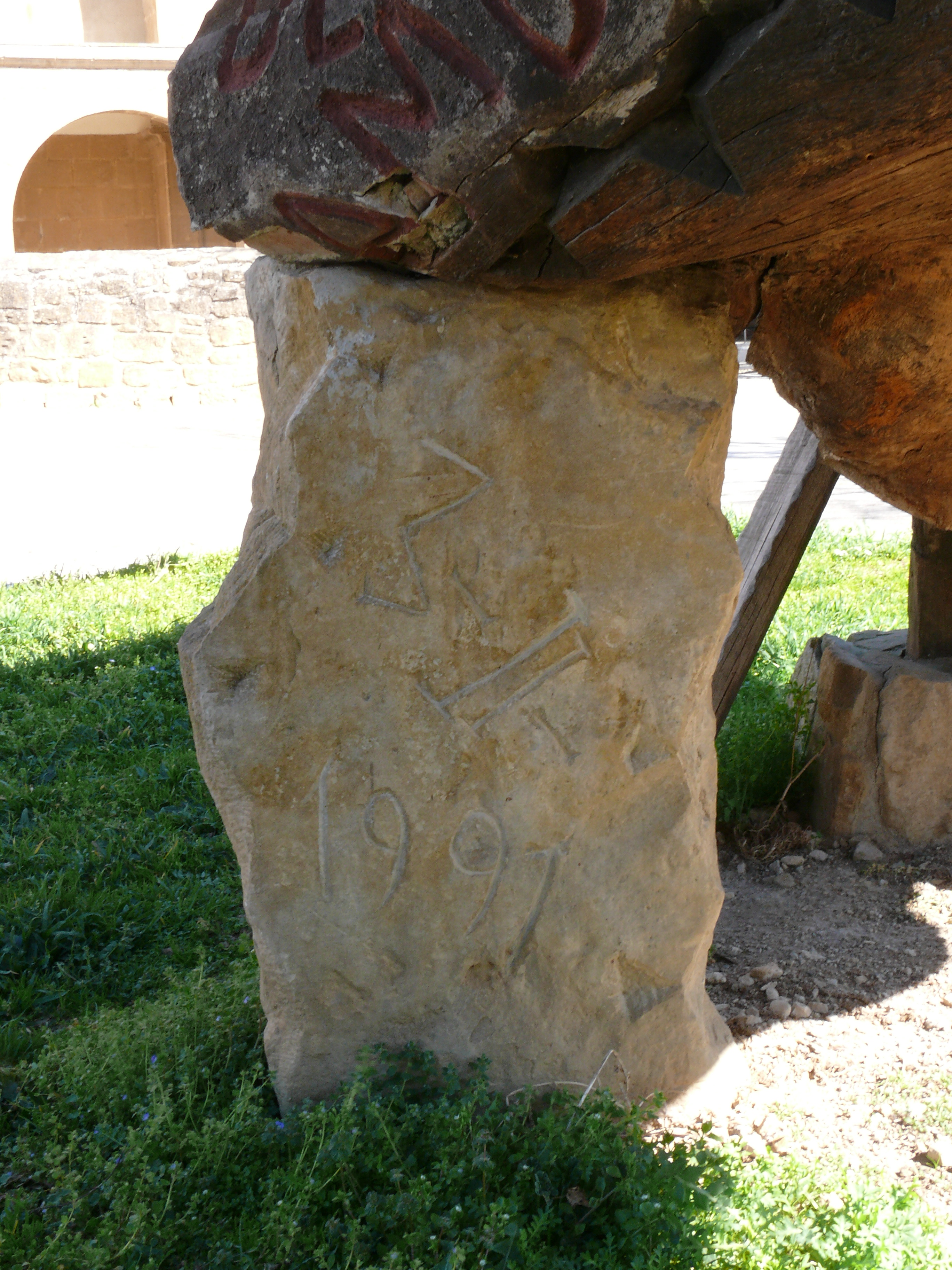 Fecha inscrita en otro de los pies. (JAV)