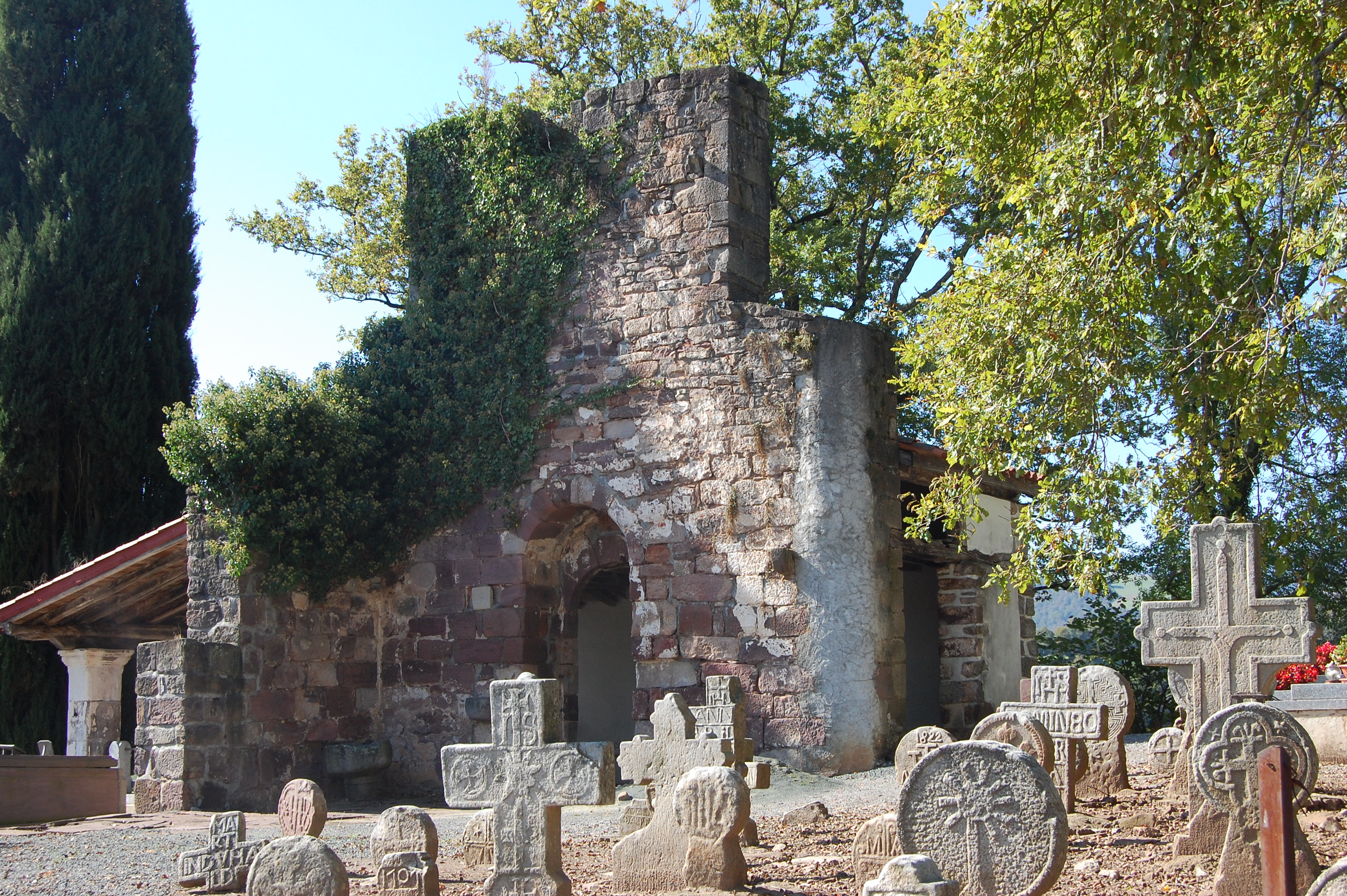 Iglesia antigua y cementerio