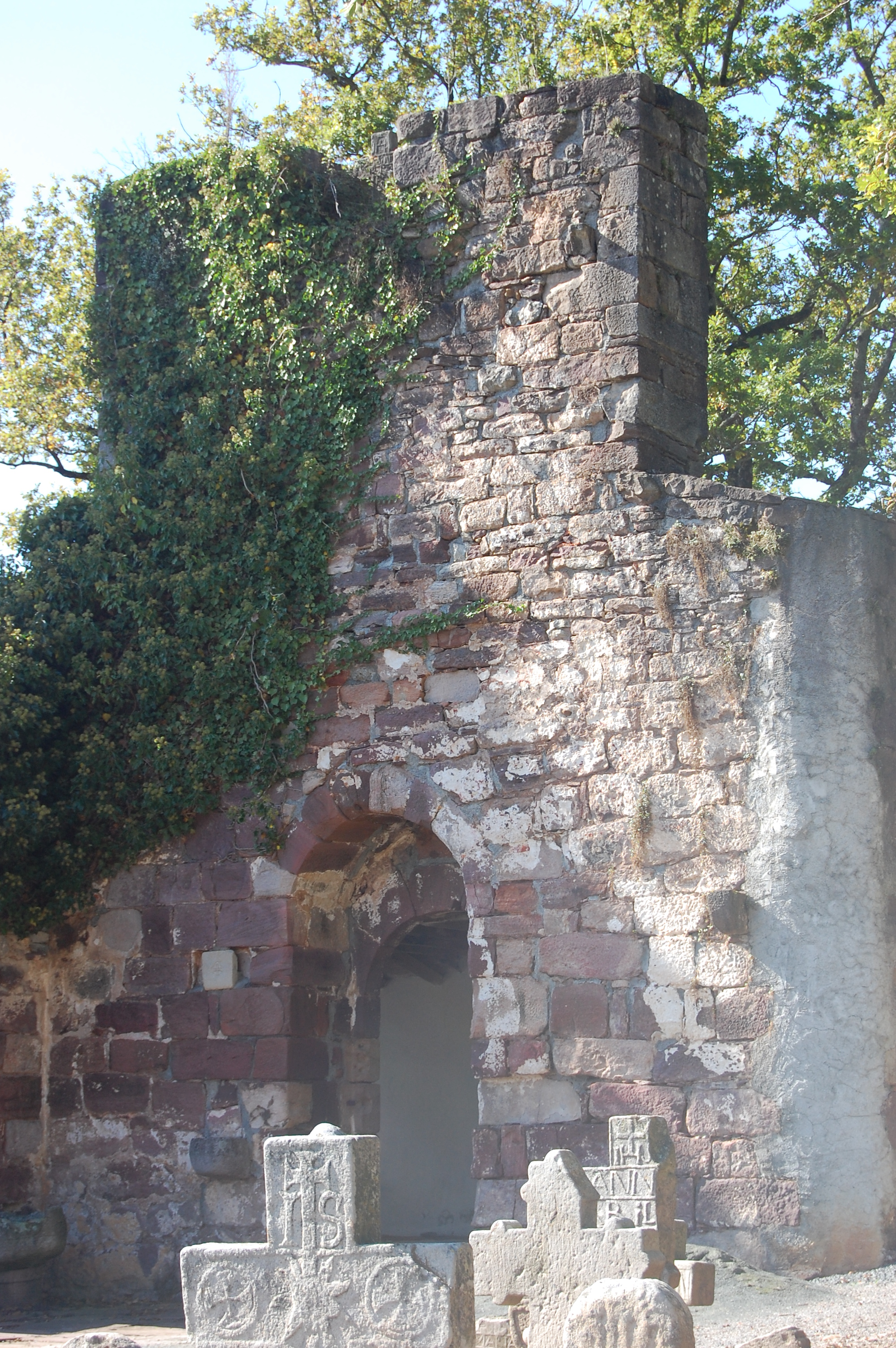 Iglesia antigua y cementerio
