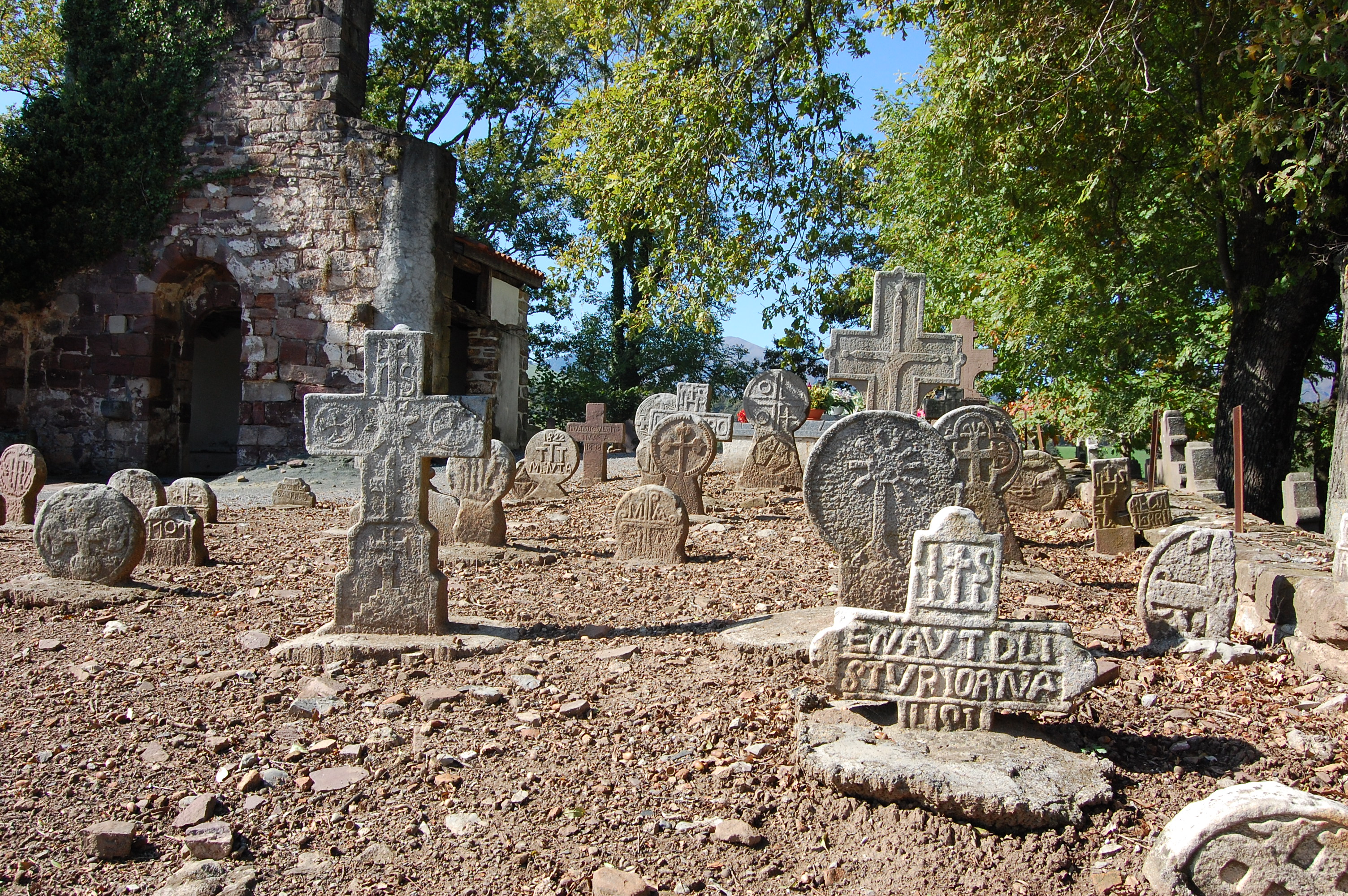 Cruces y estelas en el cementerio de la iglesia vieja